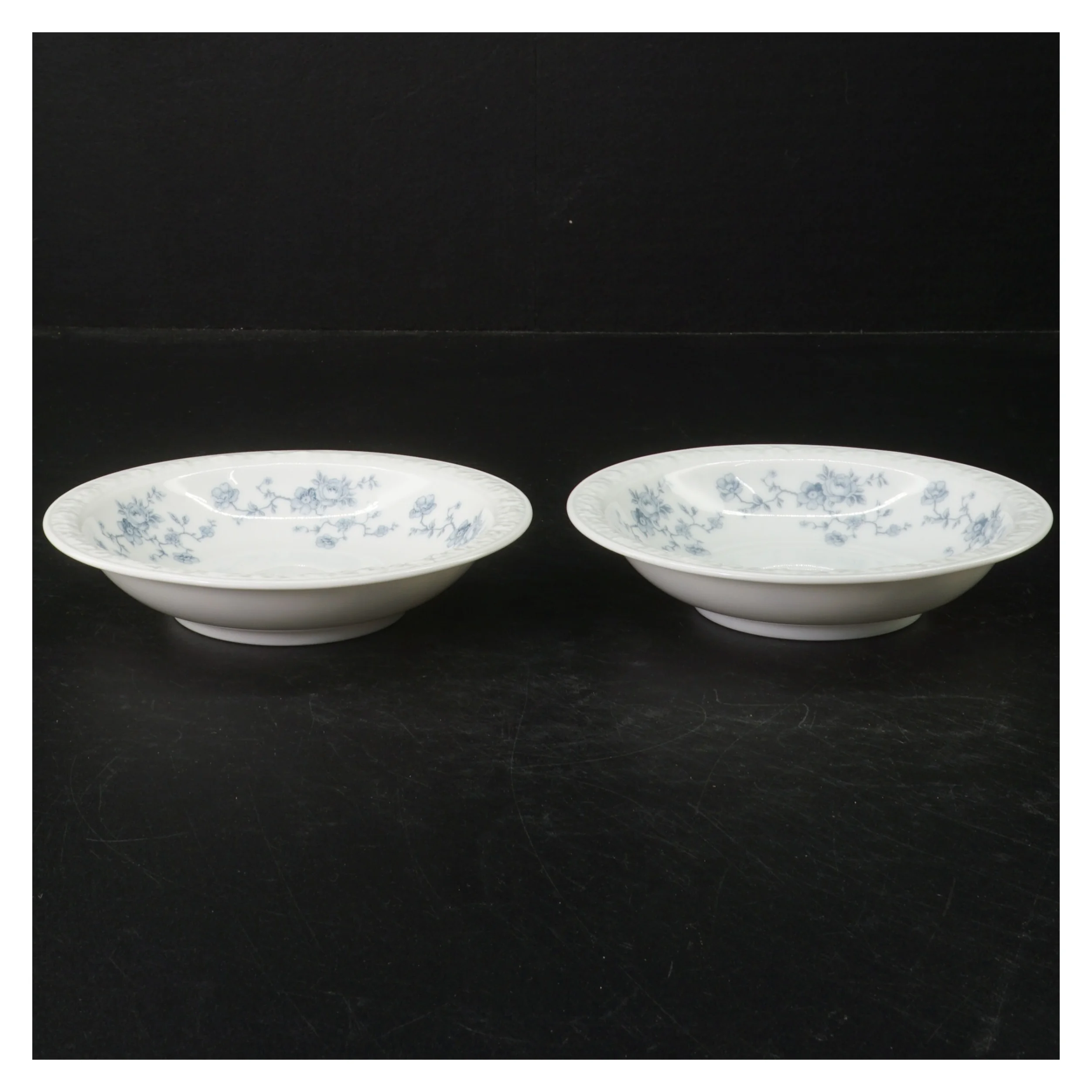 Porcelænstallerkener med blomstermønster fra Maria (str. Ø. 13,5 cm)