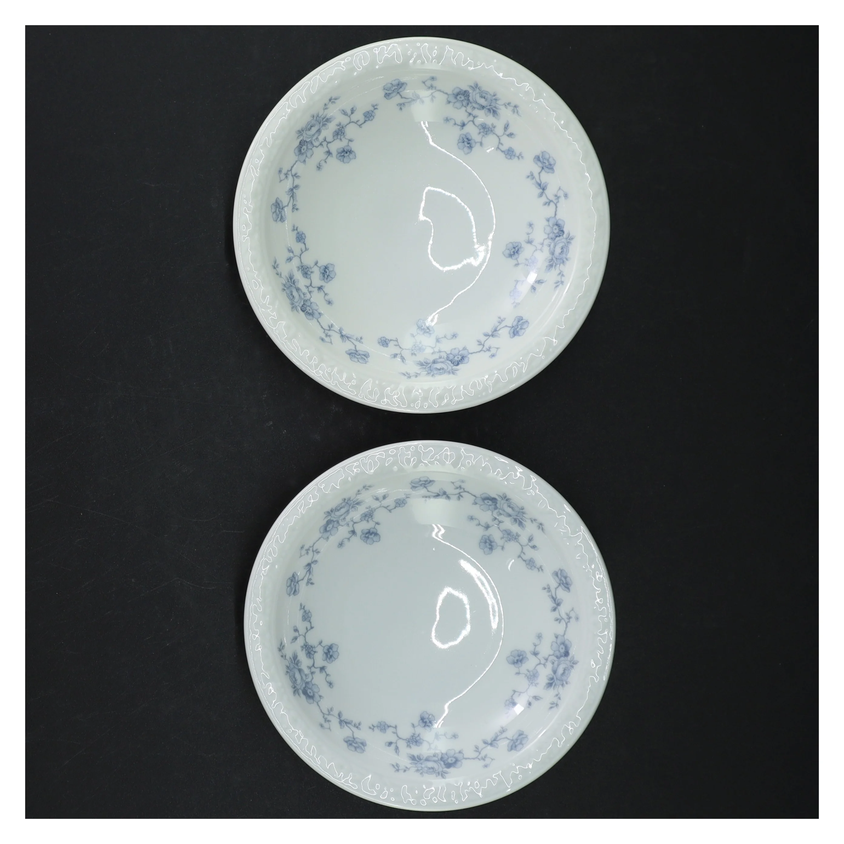 Porcelænstallerkener med blomstermønster fra Maria (str. Ø. 13,5 cm)