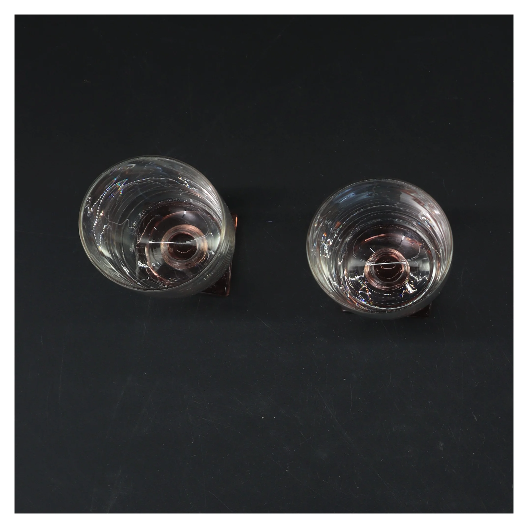 Glas vase på firkantet fod (str. 2 styk. ø. 5,5 cm. længde. 10,5 cm)