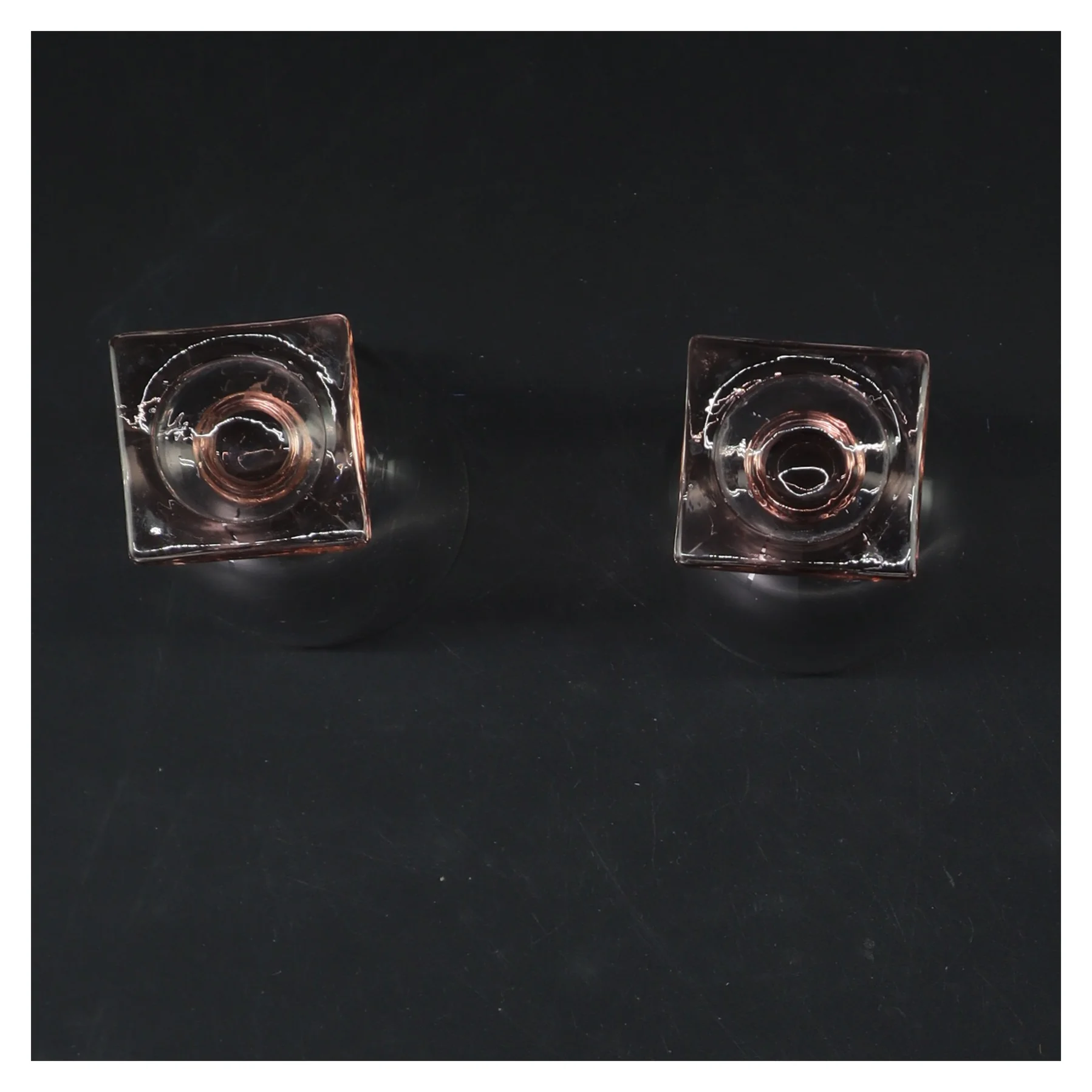 Glas vase på firkantet fod (str. 2 styk. ø. 5,5 cm. længde. 10,5 cm)