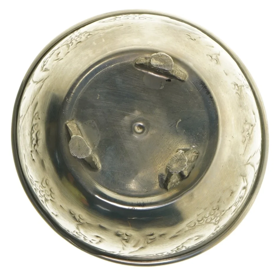 Forgyldt skål med låg og dekorative udskæringer (str. Ø 12 cm)