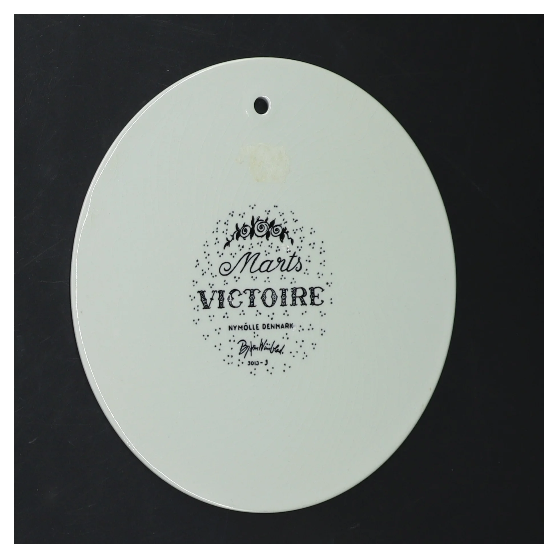 Dekorativ platte med kunstnerisk motiv fra Bjorn Wiinblad (str. Ø 15,5 cm)