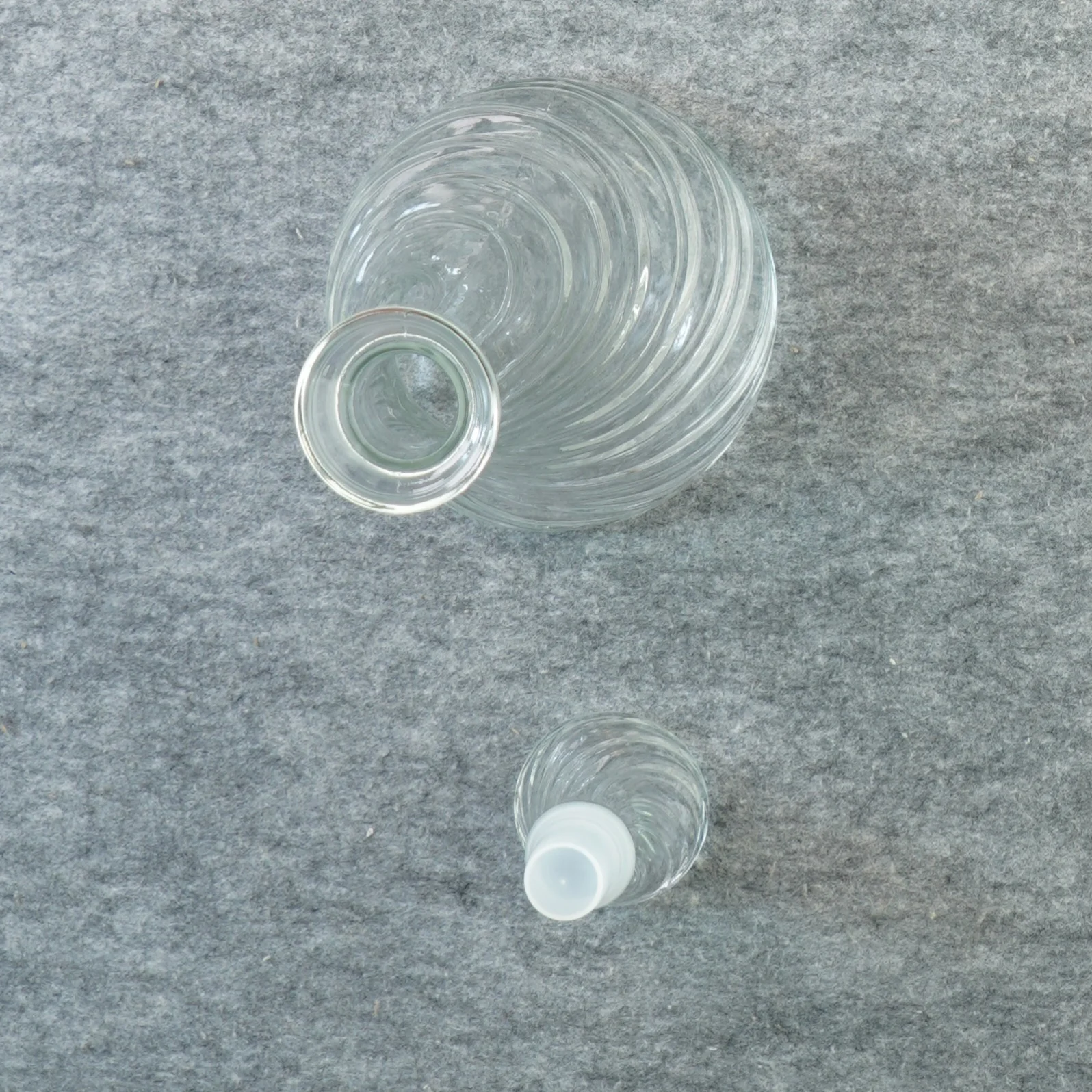 Karaffel med prop (str. 30 x 13 cm)