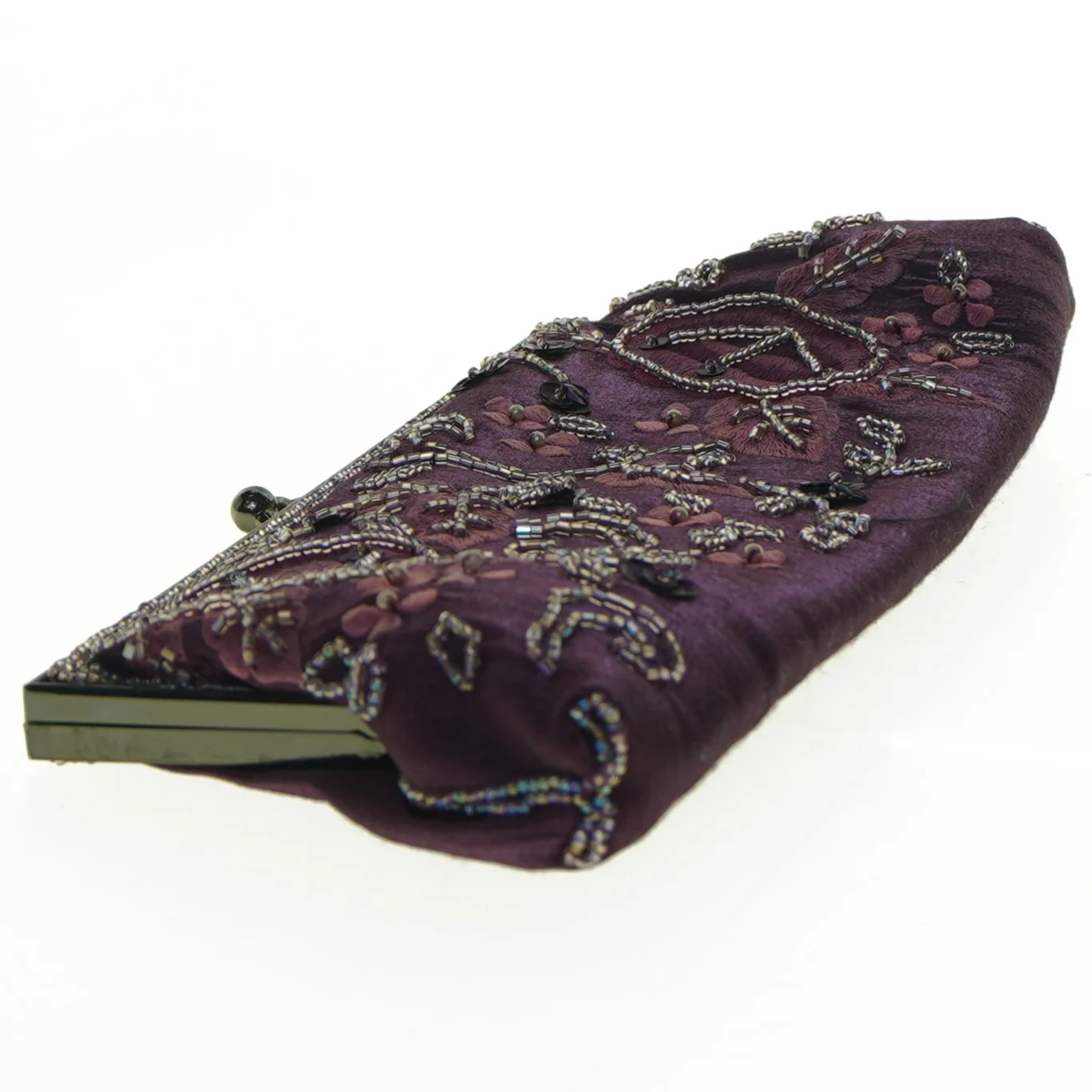 Broderet clutch i mørkelilla (str. 26 x 13 cm)