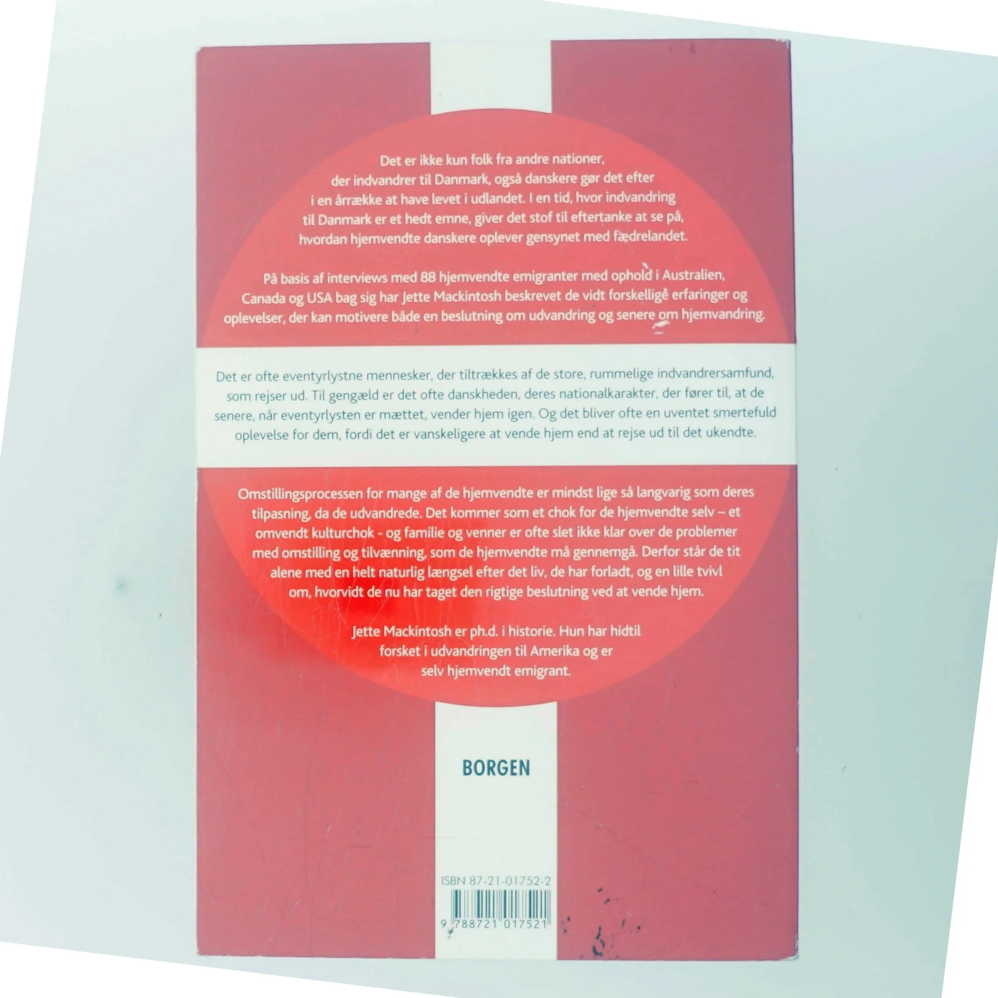 Øst, vest - hjemme bedst? : danske emigranters oplevelser ved gensynet med Danmark af Jette Mackintosh (Bog)