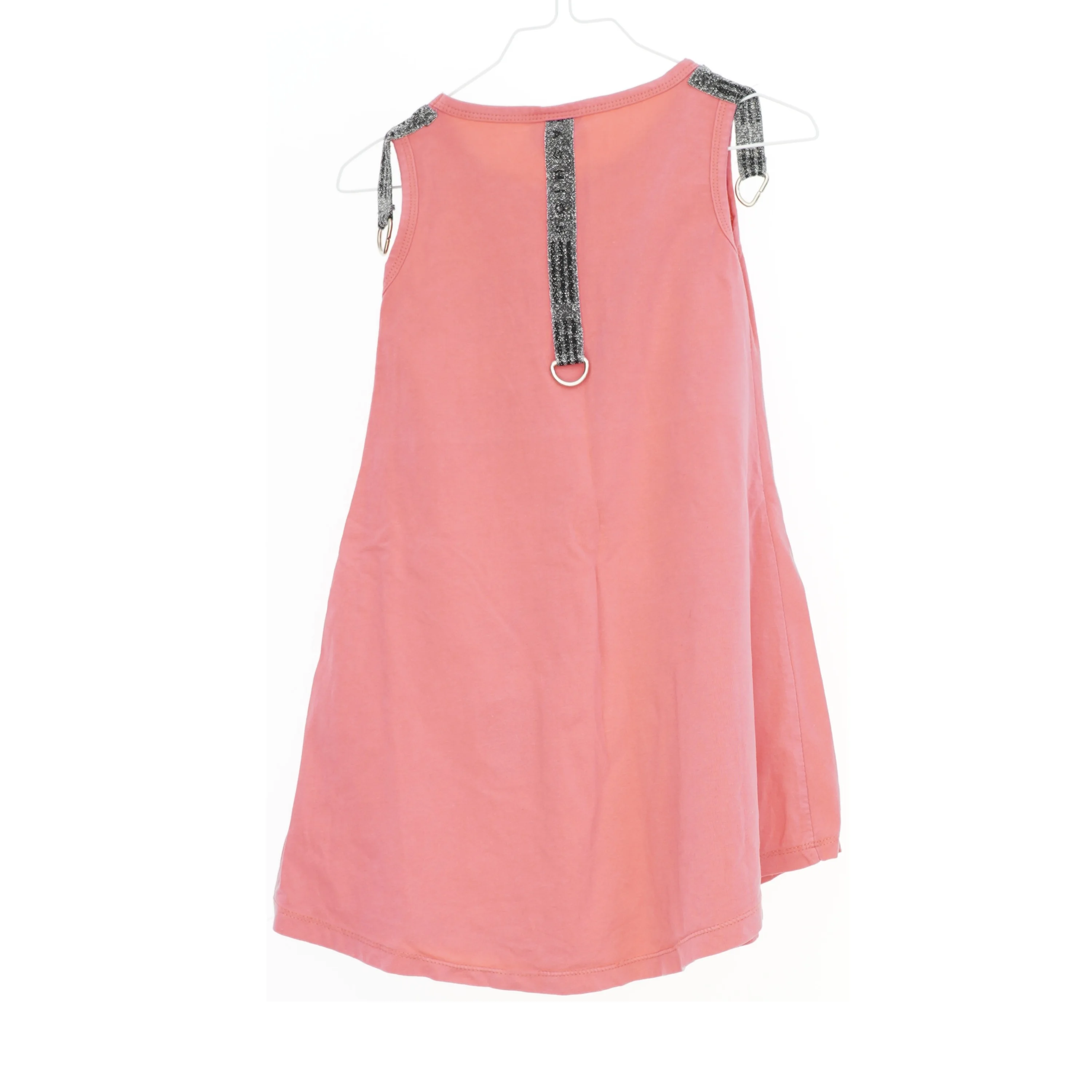 Lyserød kjole med tekst fra Contrast (str. 104)