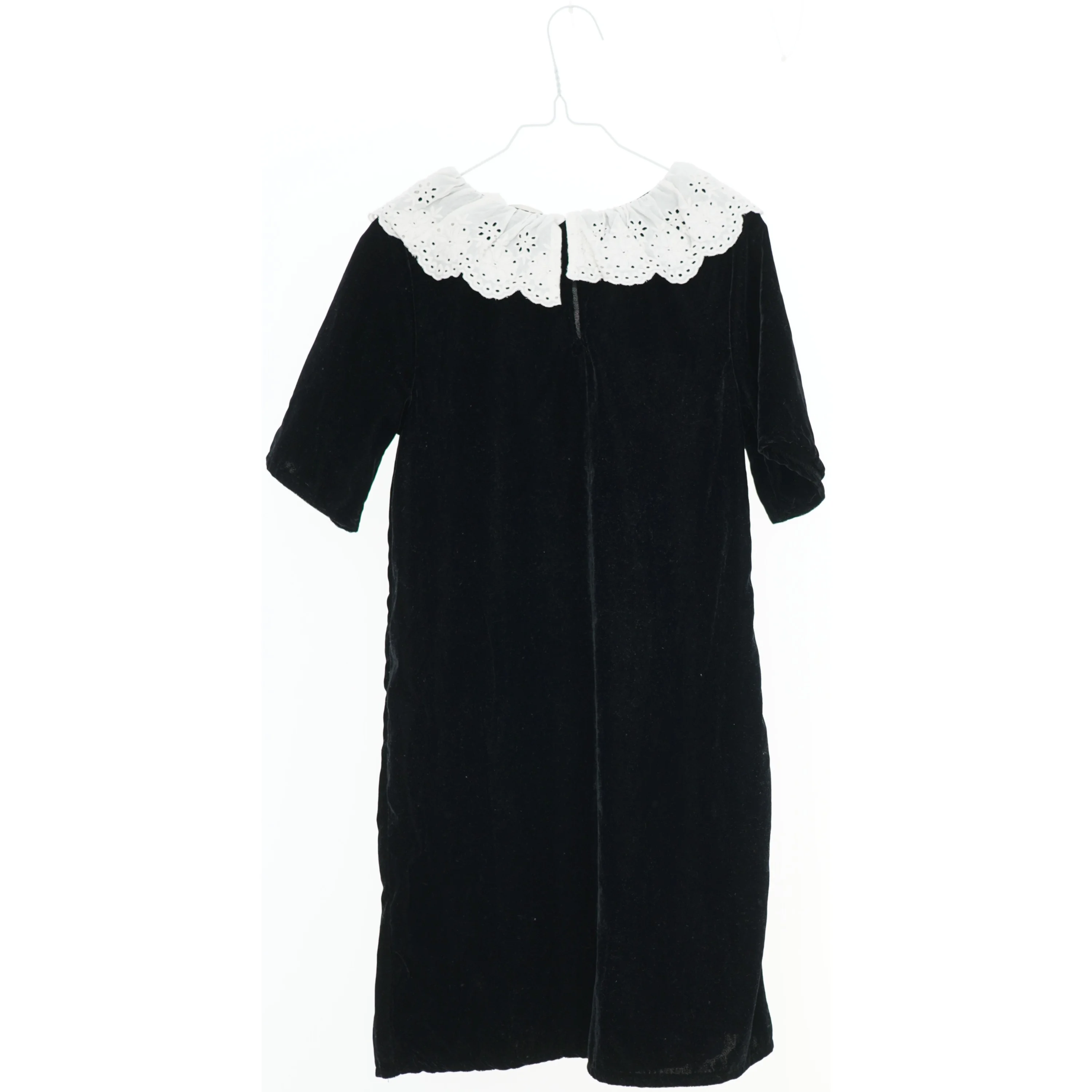 Sort kjole med hvid krave fra H&M (str. 134)