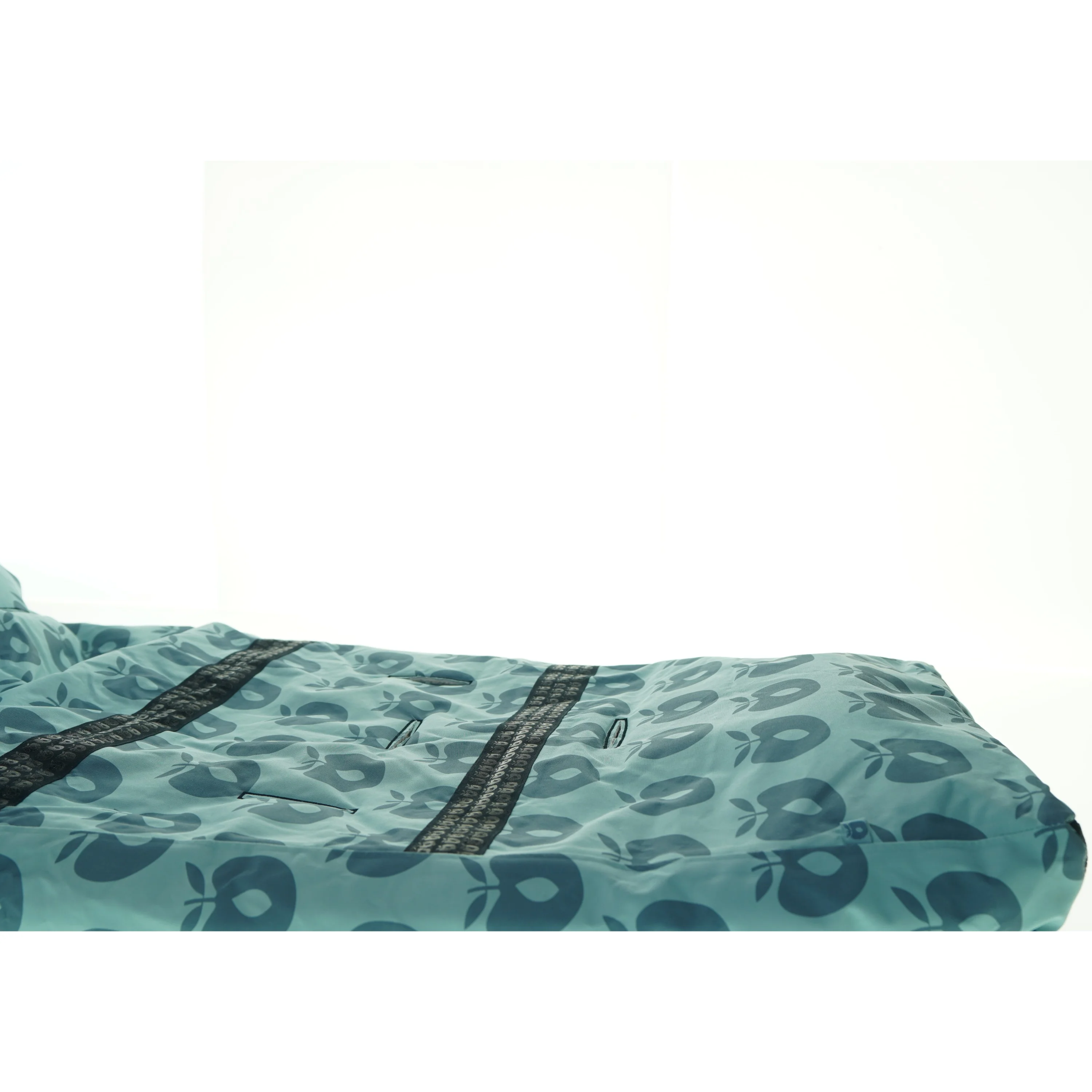 Sove- og kørepose med æbleprint fra Småfolk (str. Totallængde. 100 cm)