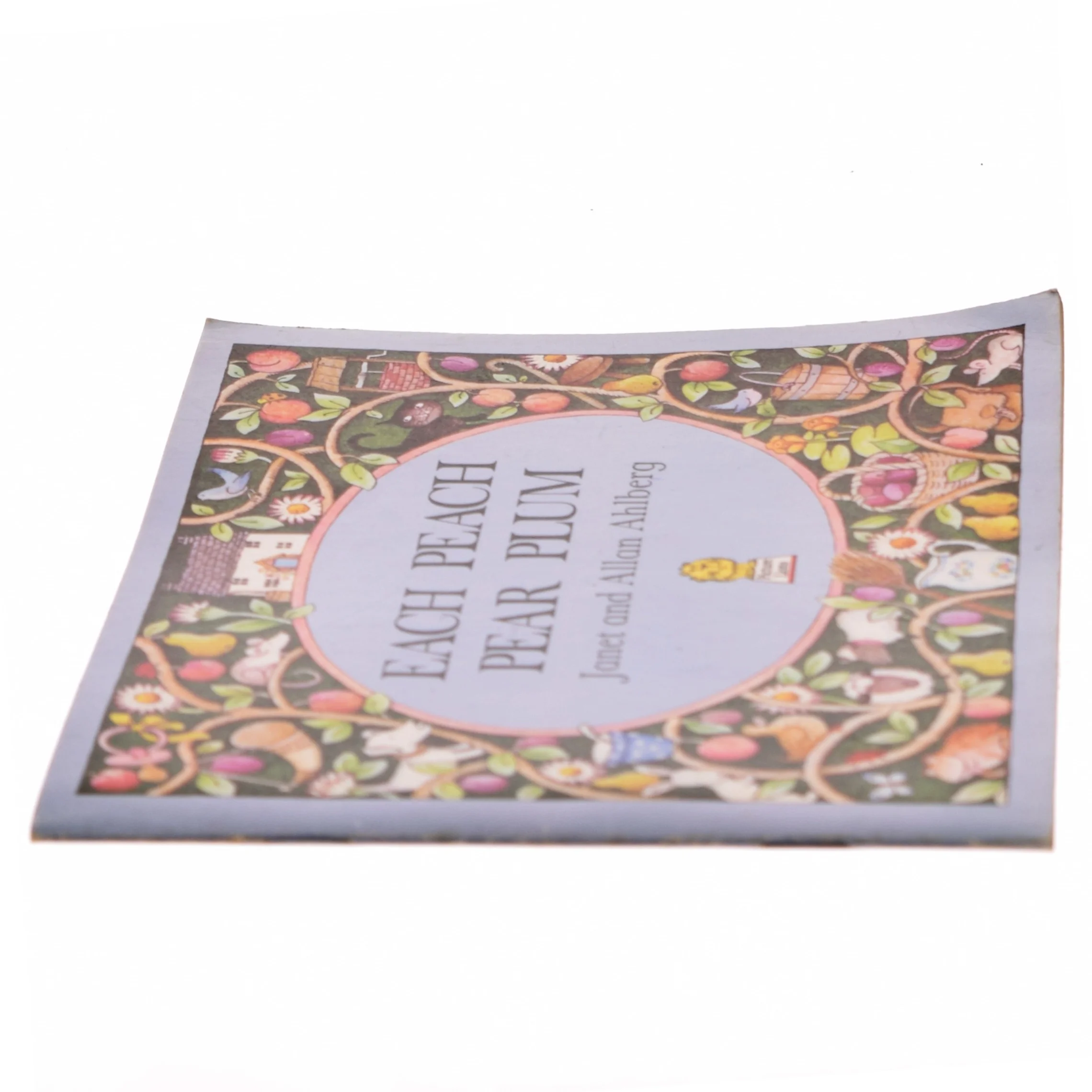 Each Peach Pear Plum af Janet and Allan Ahlberg (Bog)