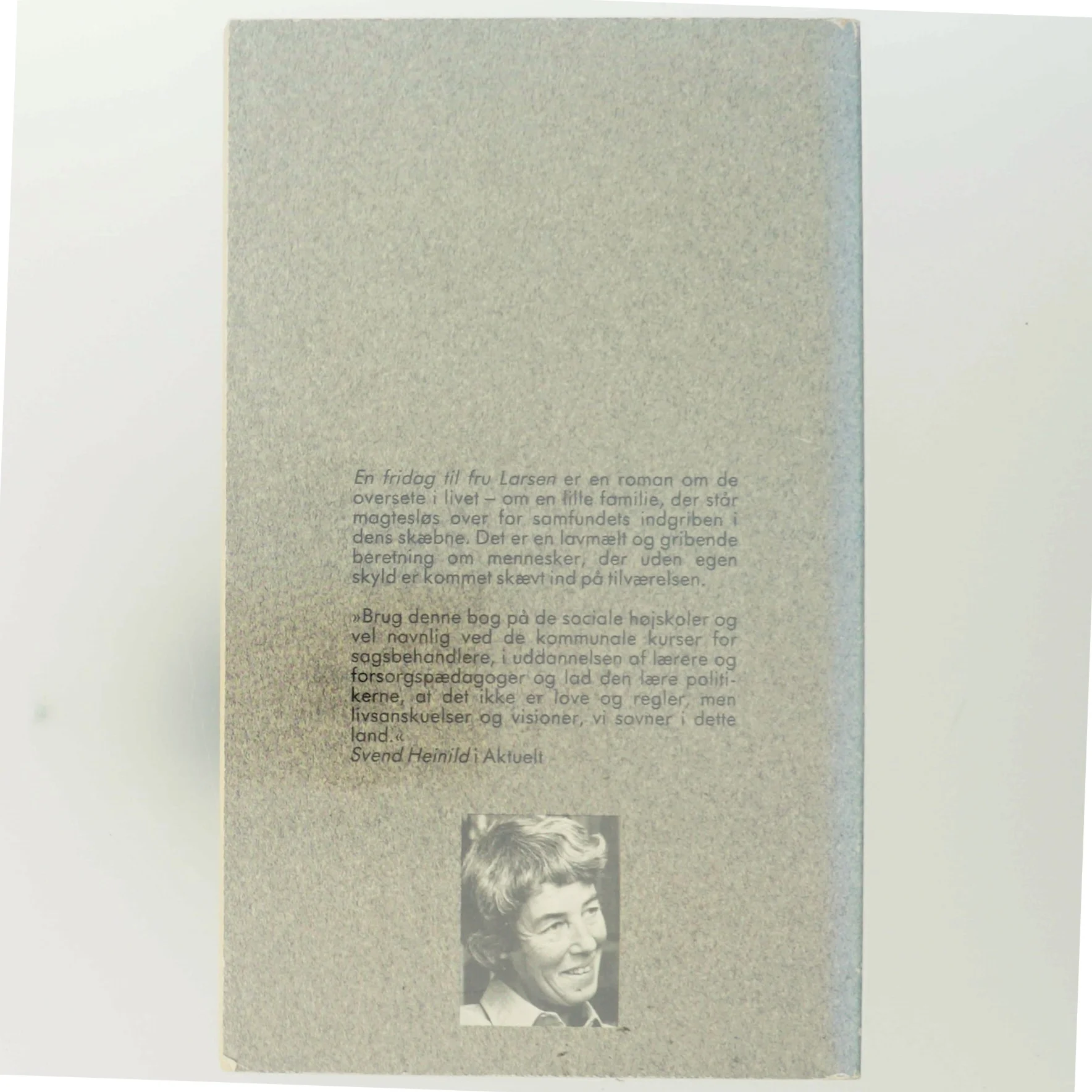 En fredag til fru Larsen af Martha Christensen (Bog) fra Fremad