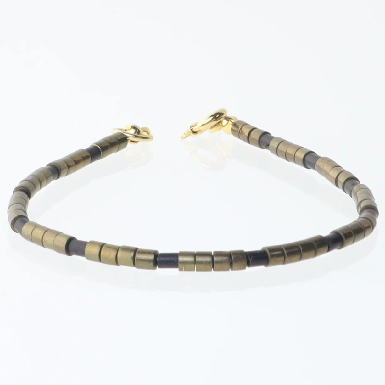 Perlearmbånd med guldspænde (str. 19 cm)