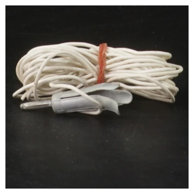 Lang hvid ledning med stik