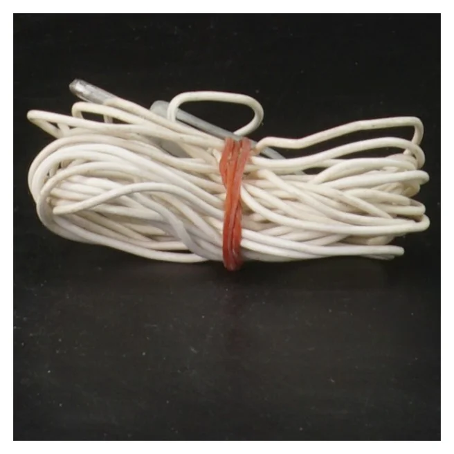 Lang hvid ledning med stik