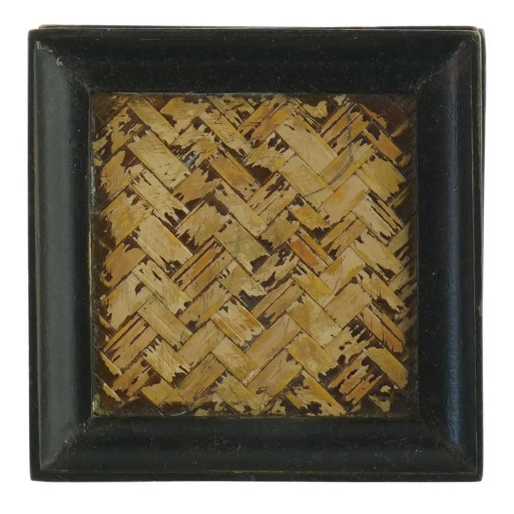 Sæt med seks fletdekorerede bordskånere (str. 10x10 cm)