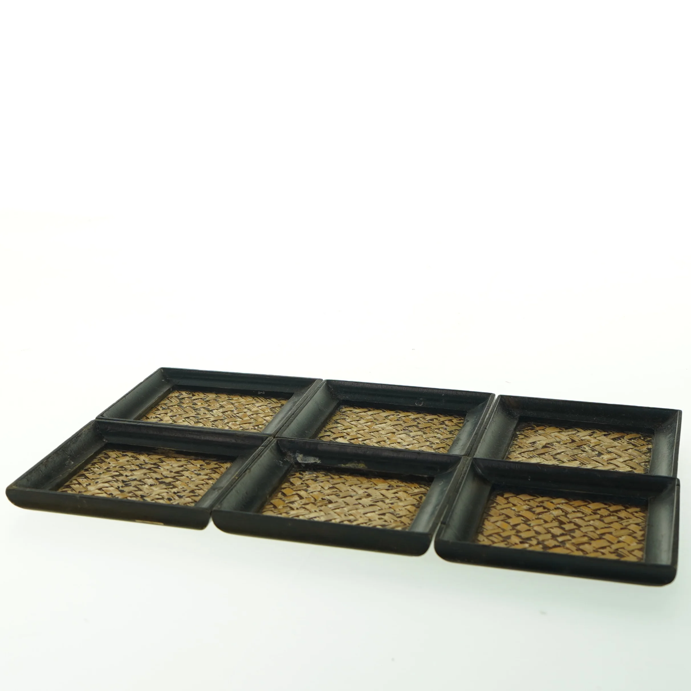 Sæt med seks fletdekorerede bordskånere (str. 10x10 cm)