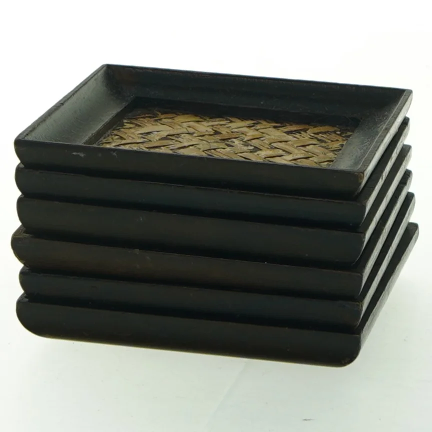 Sæt med seks fletdekorerede bordskånere (str. 10x10 cm)