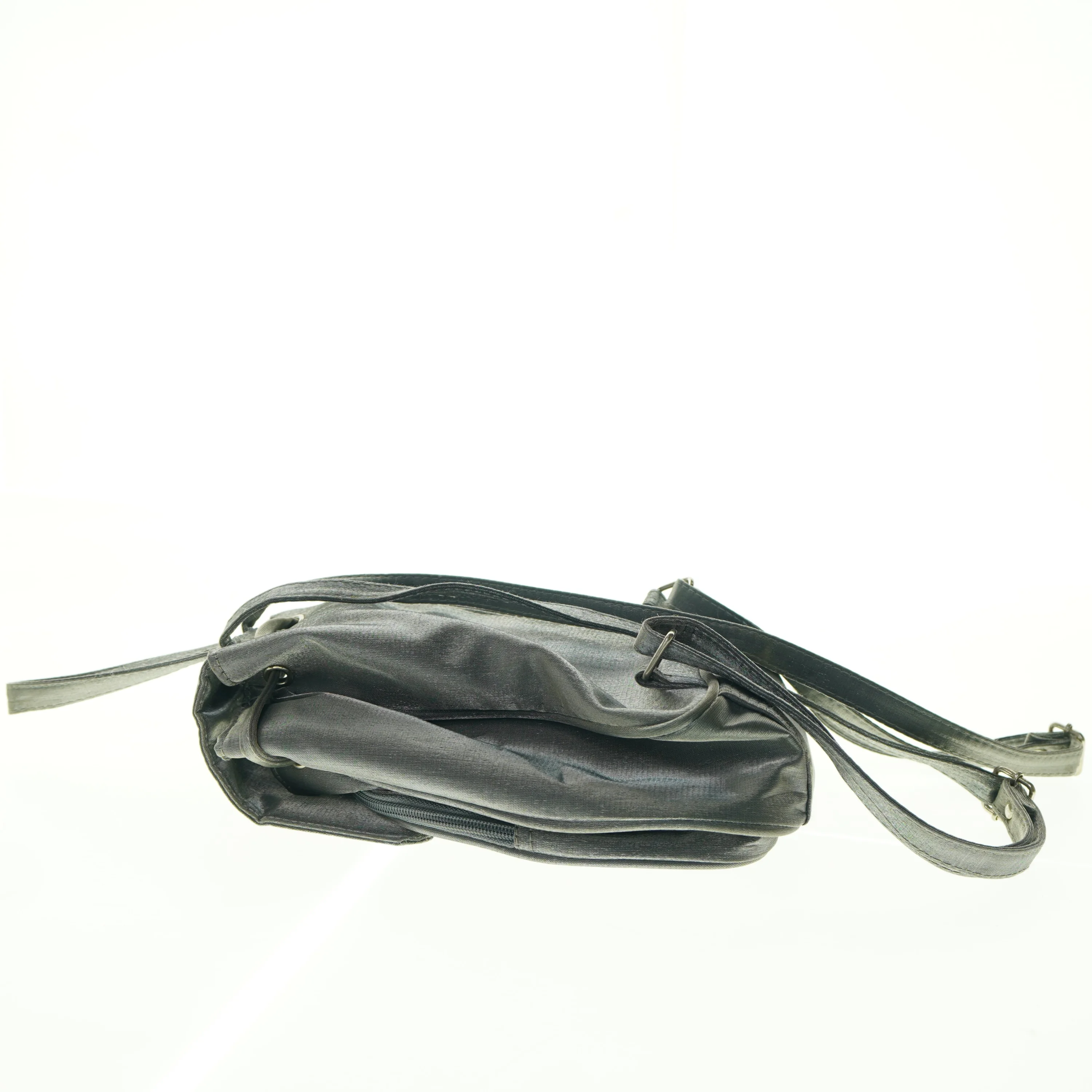 Grå rygsæk i læderlook (str. 29 x. 24 cm)