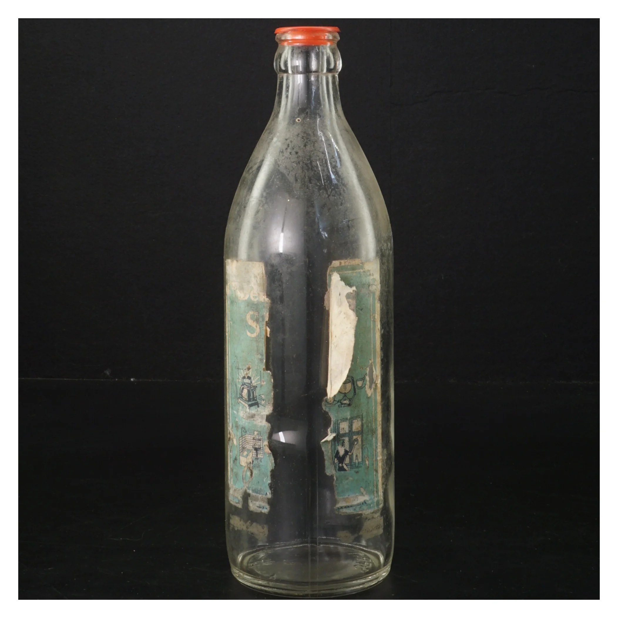 Gammel flaske med etiket (str. 22x6 cm)