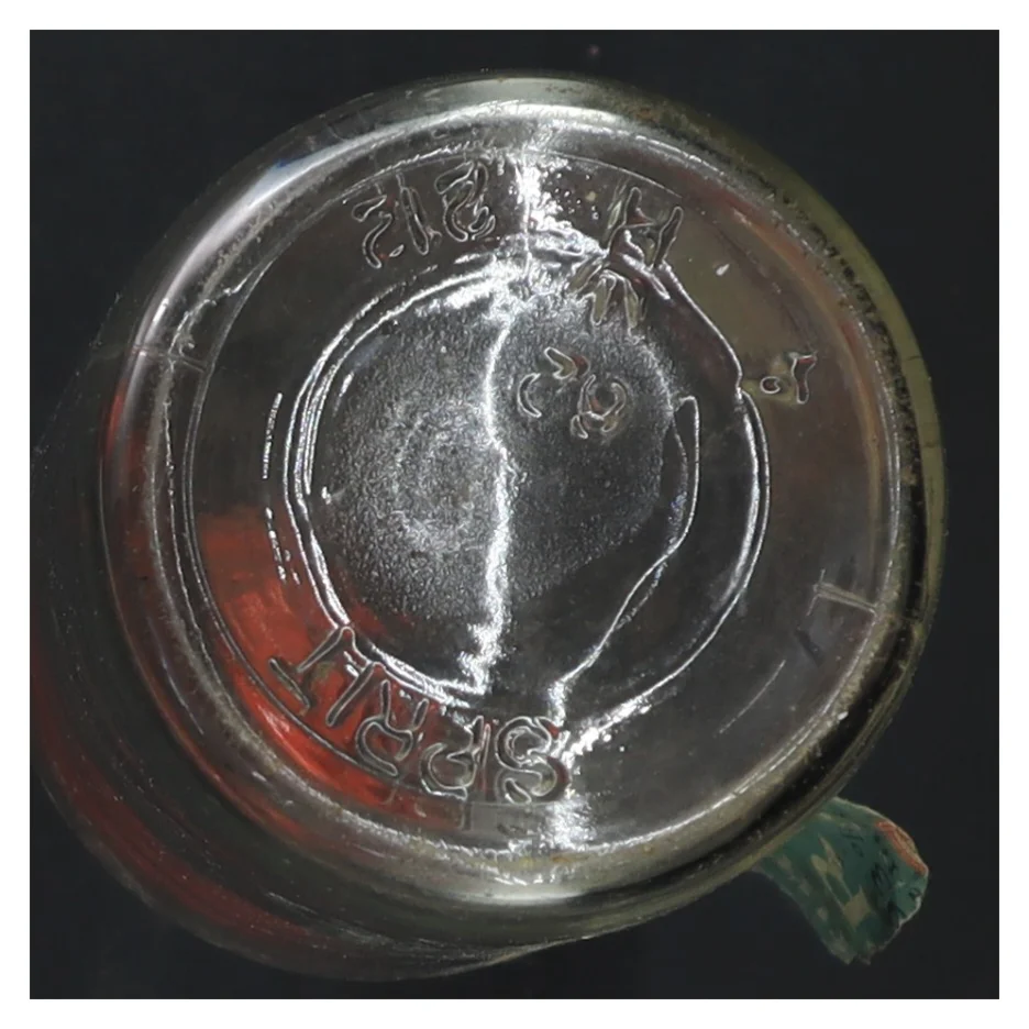 Gammel flaske med etiket (str. 22x6 cm)