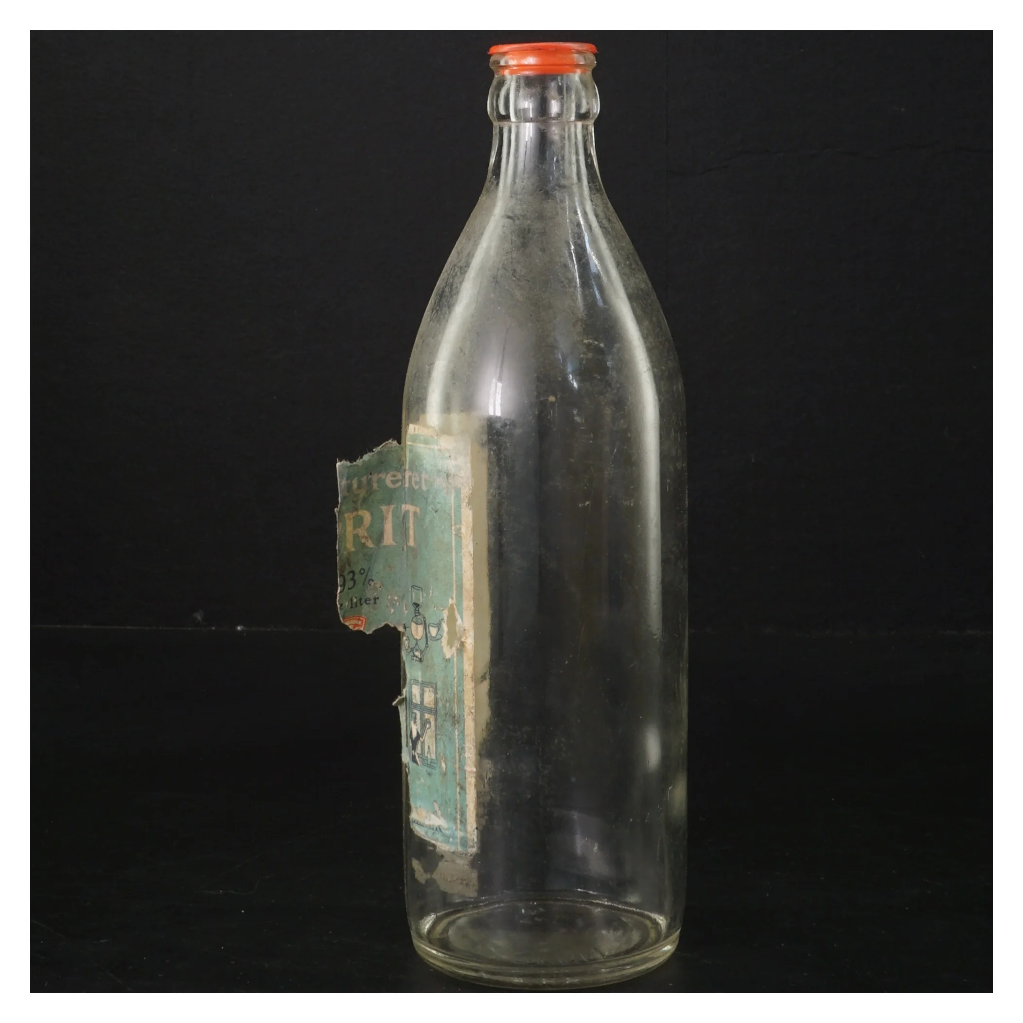 Gammel flaske med etiket (str. 22x6 cm)