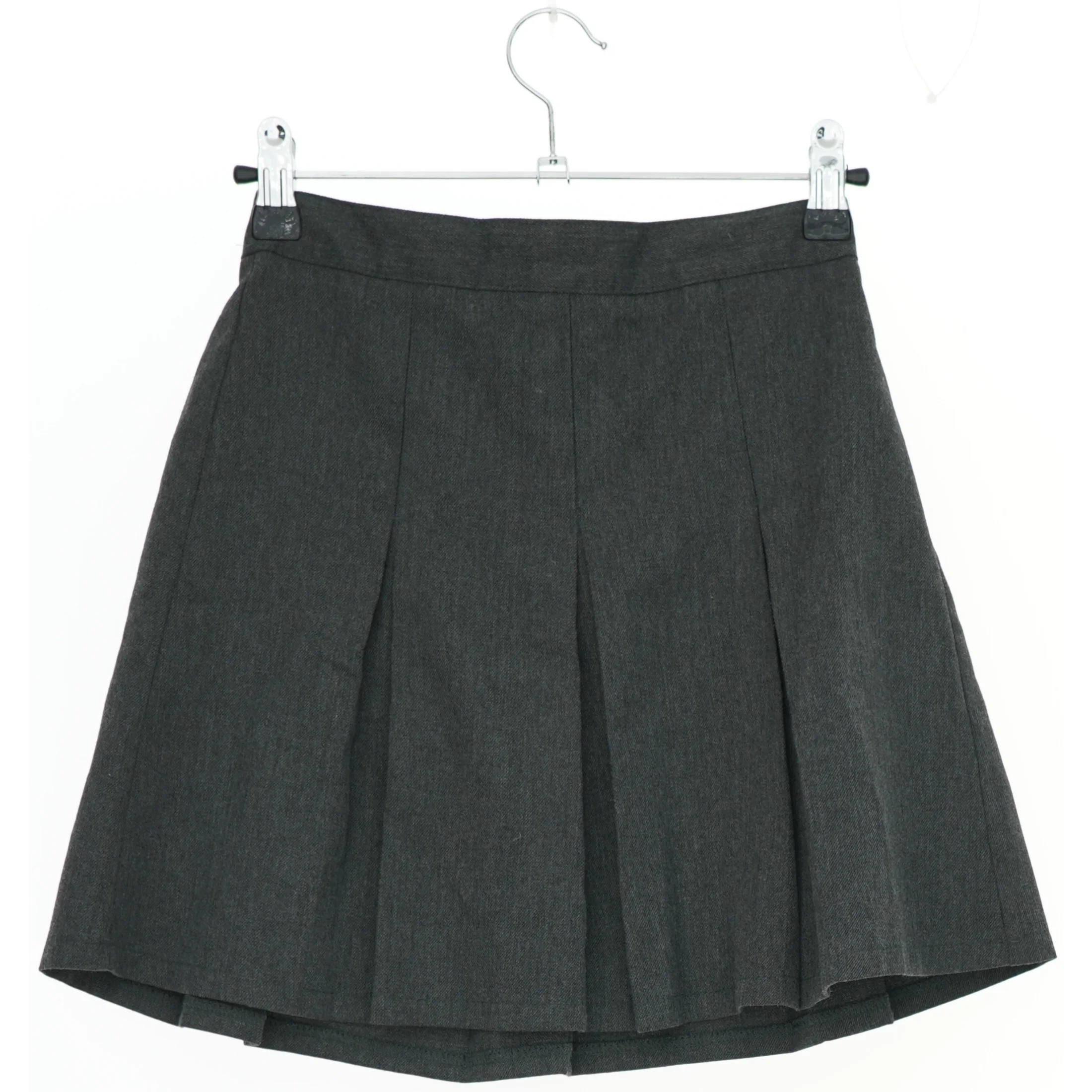 Grå nederdel med læg fra School Life (str. 128)