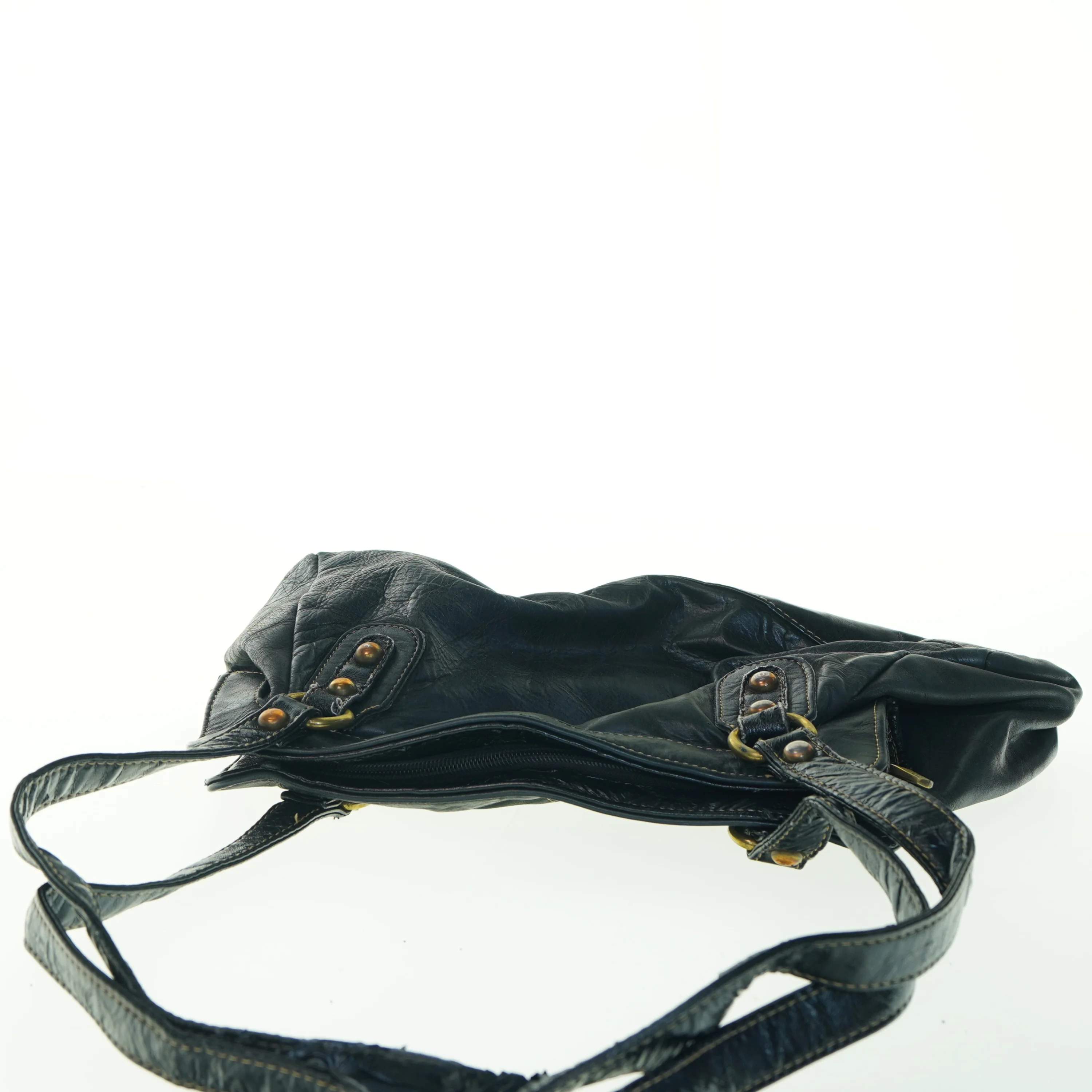 Sort skuldertaske i læder (str. 37x23 cm)