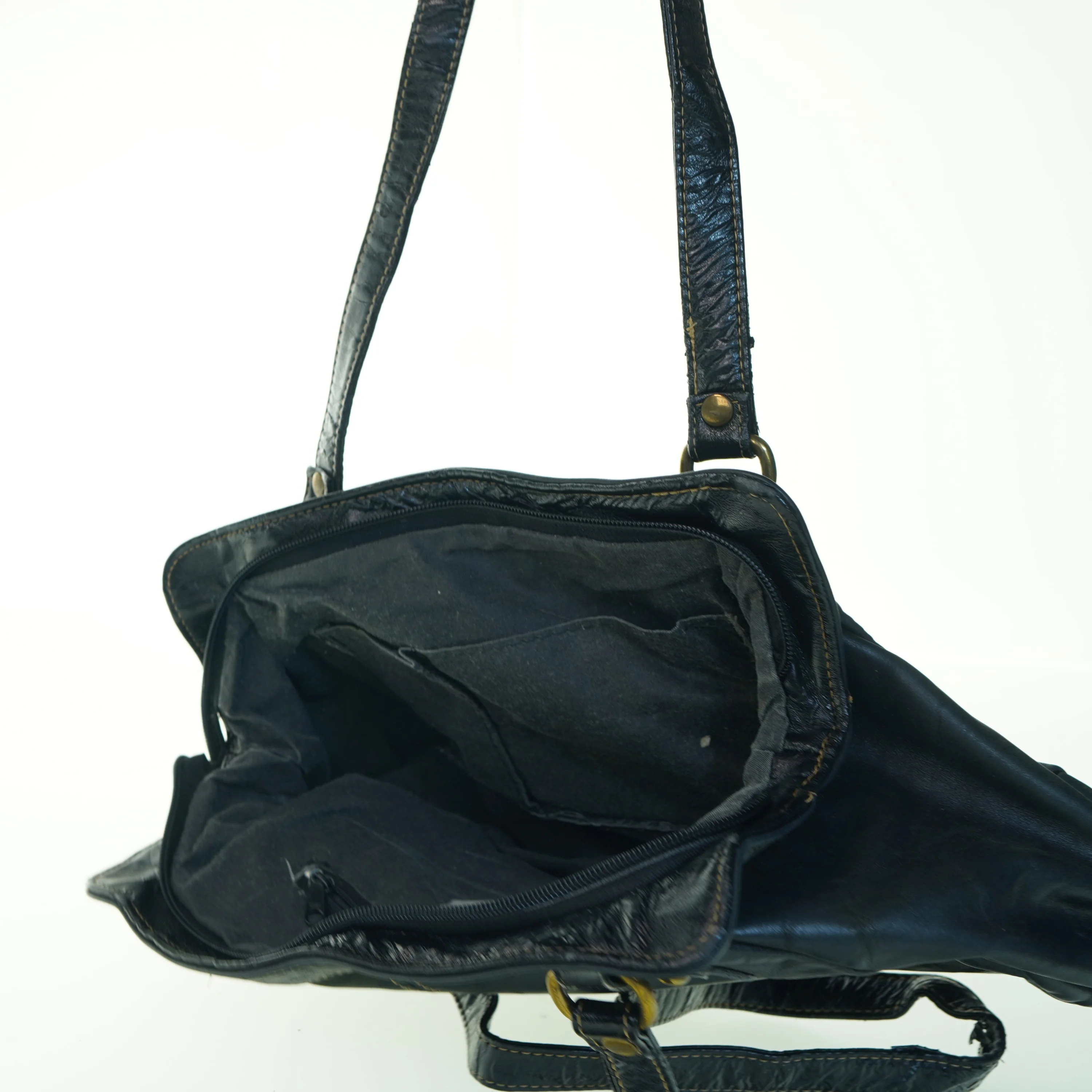 Sort skuldertaske i læder (str. 37x23 cm)