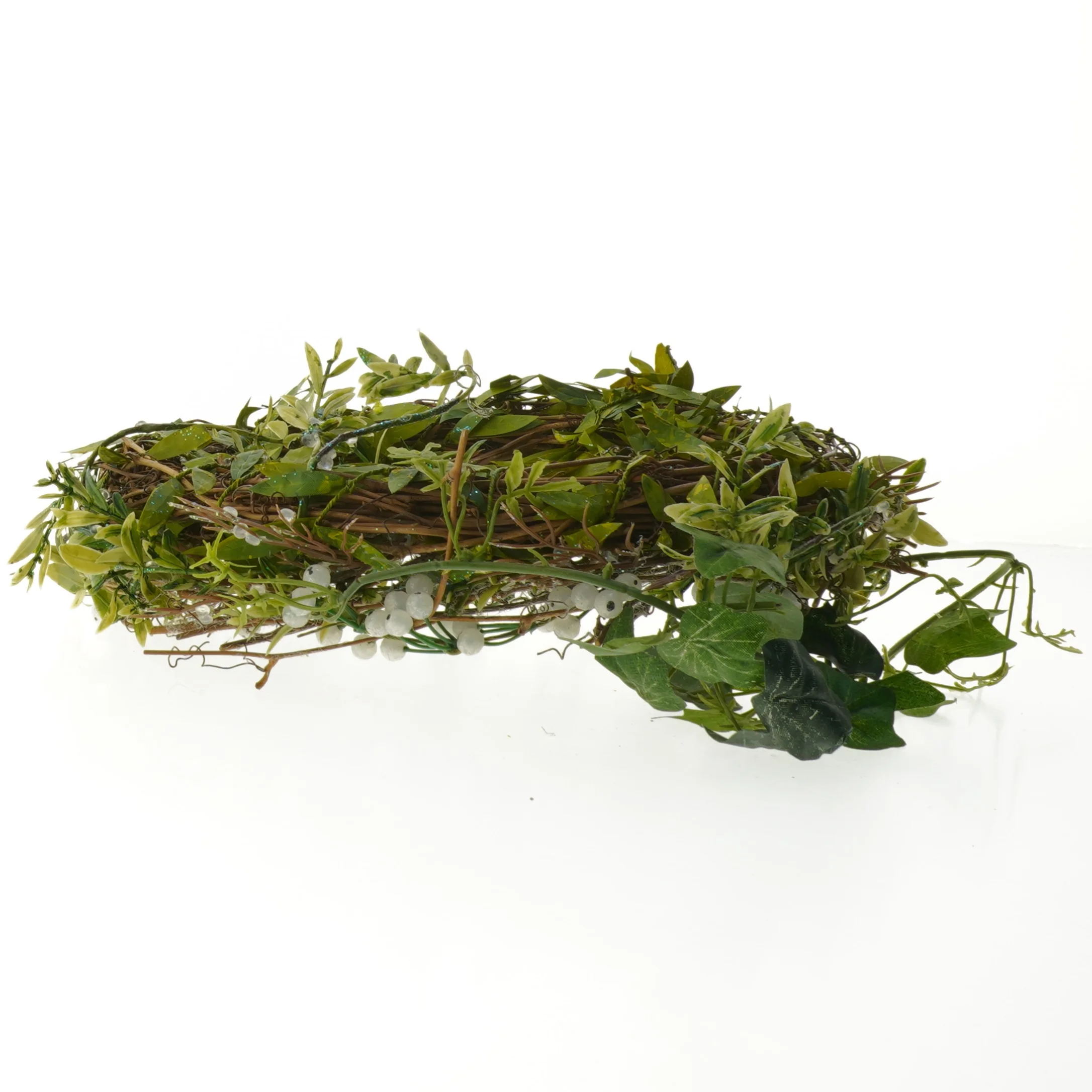 Dekorativ krans med hvide bær (str. Ø 23 cm)