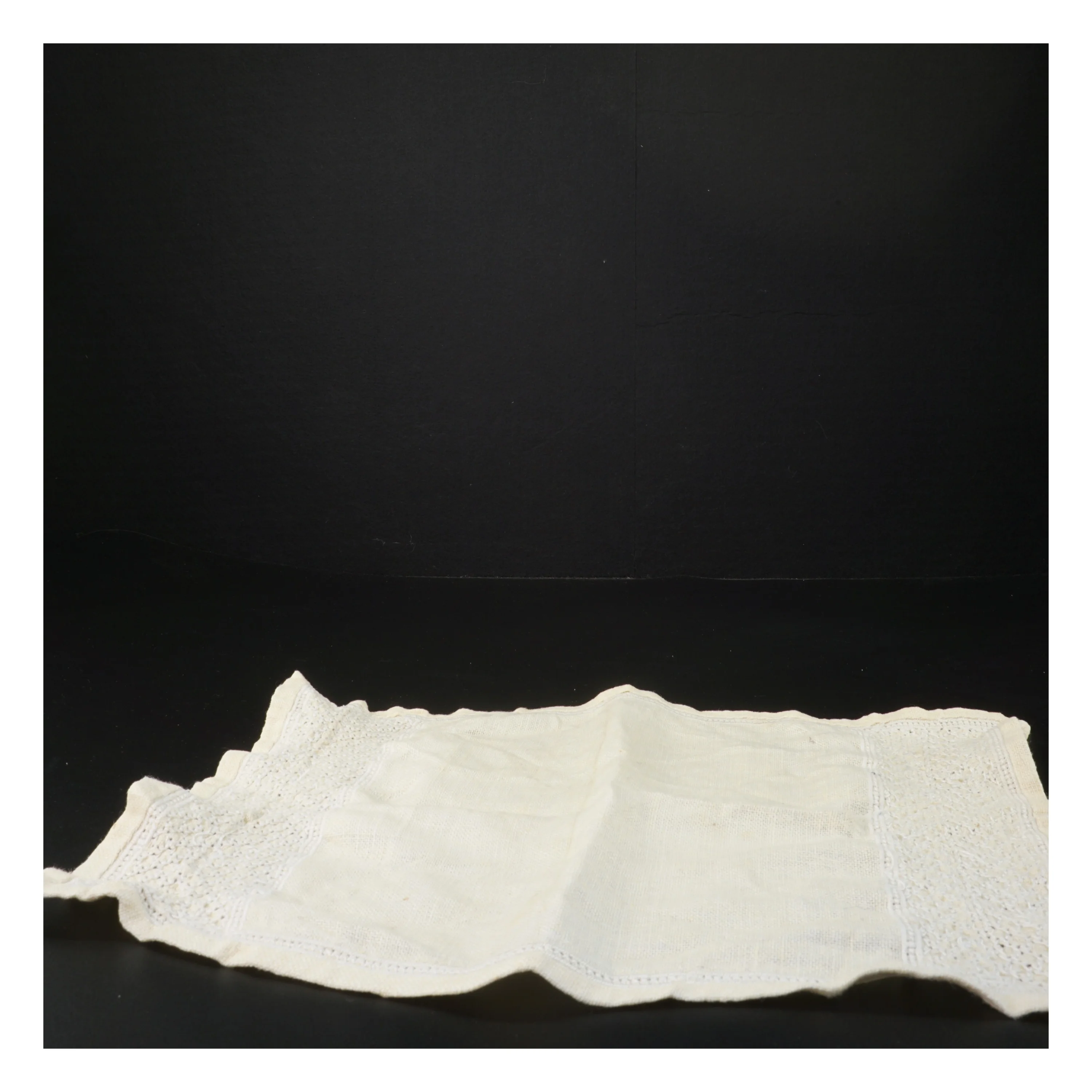 Klæde/dug med blondekant (str. 29x37 cm)