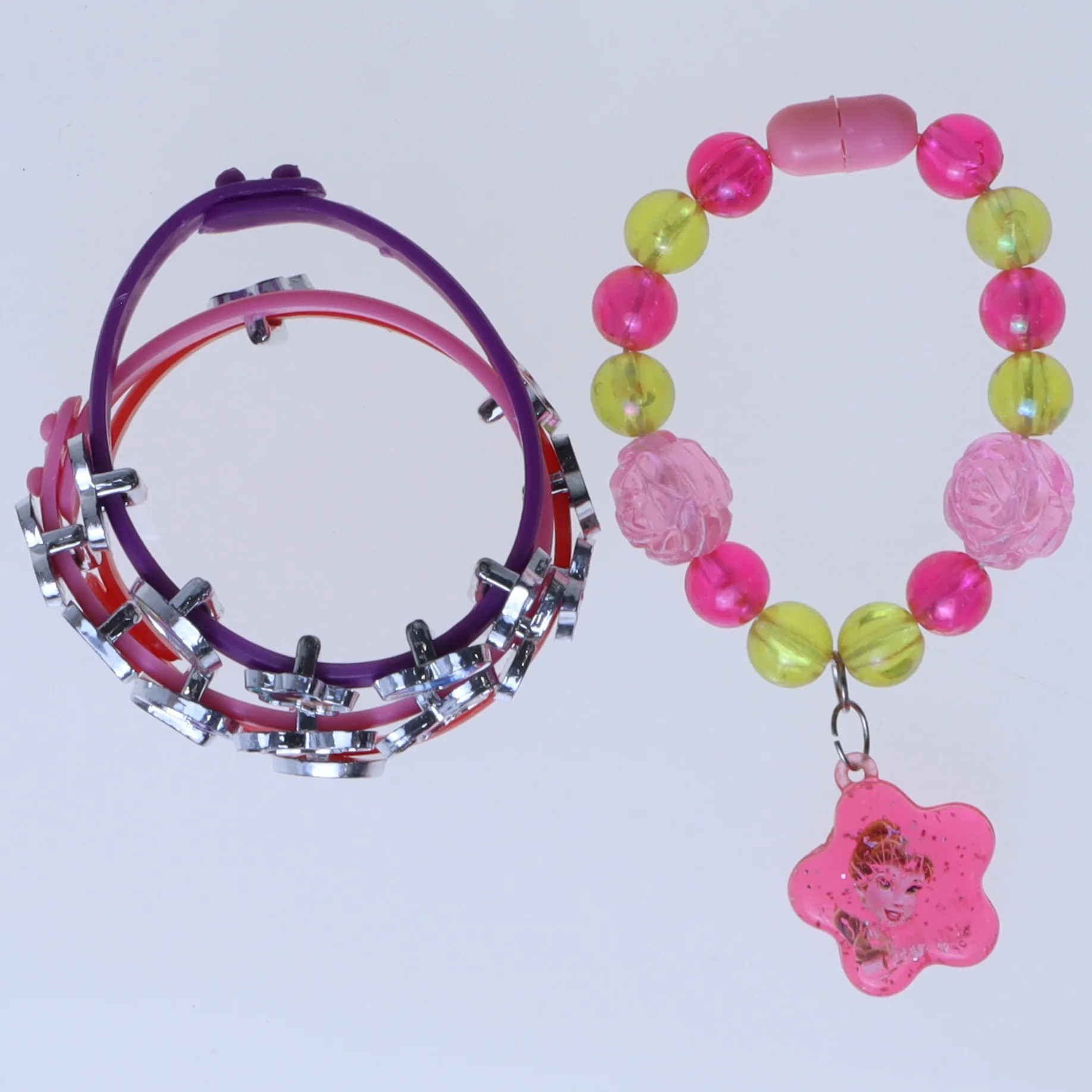 Børnearmbånd med figurer (str. Ø 5,5 cm)