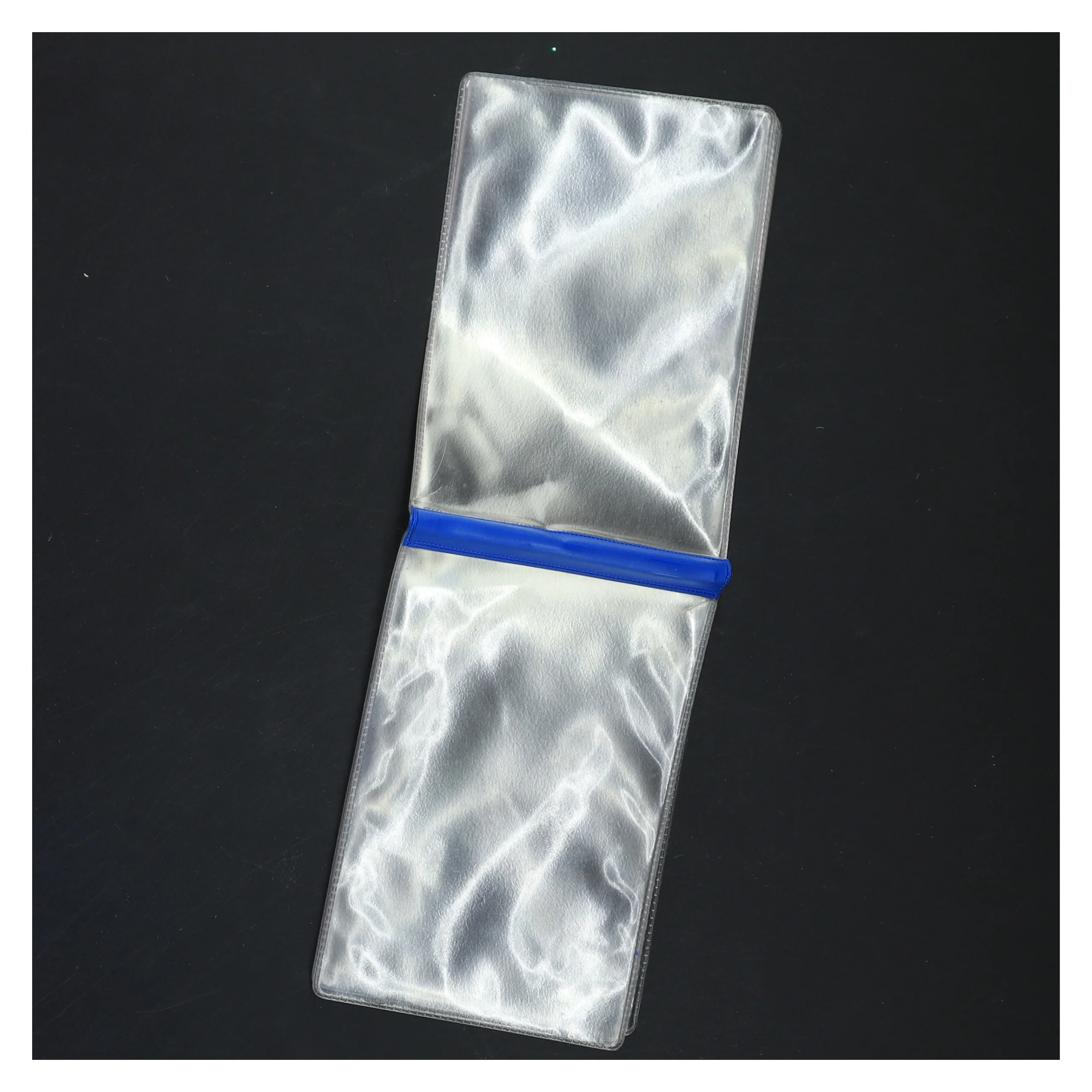 Transparent plastpose med blå kant (str. 13,5x8,5 cm)