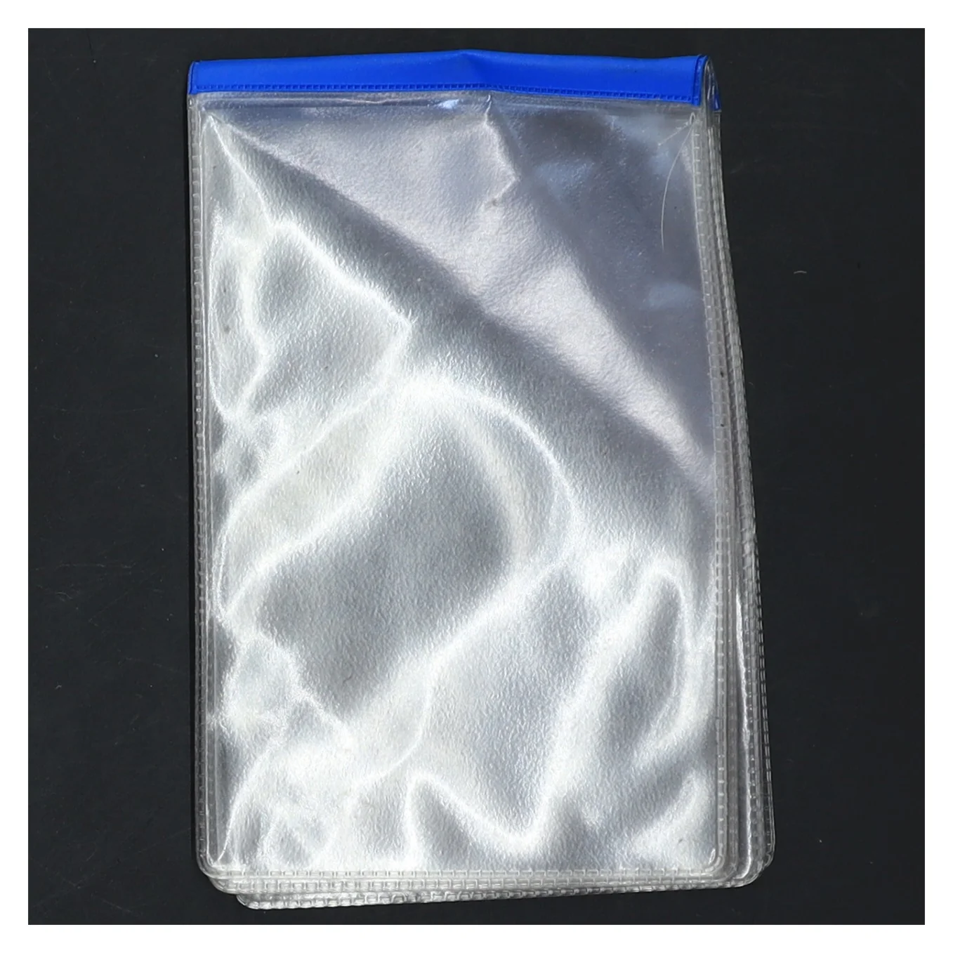 Transparent plastpose med blå kant (str. 13,5x8,5 cm)