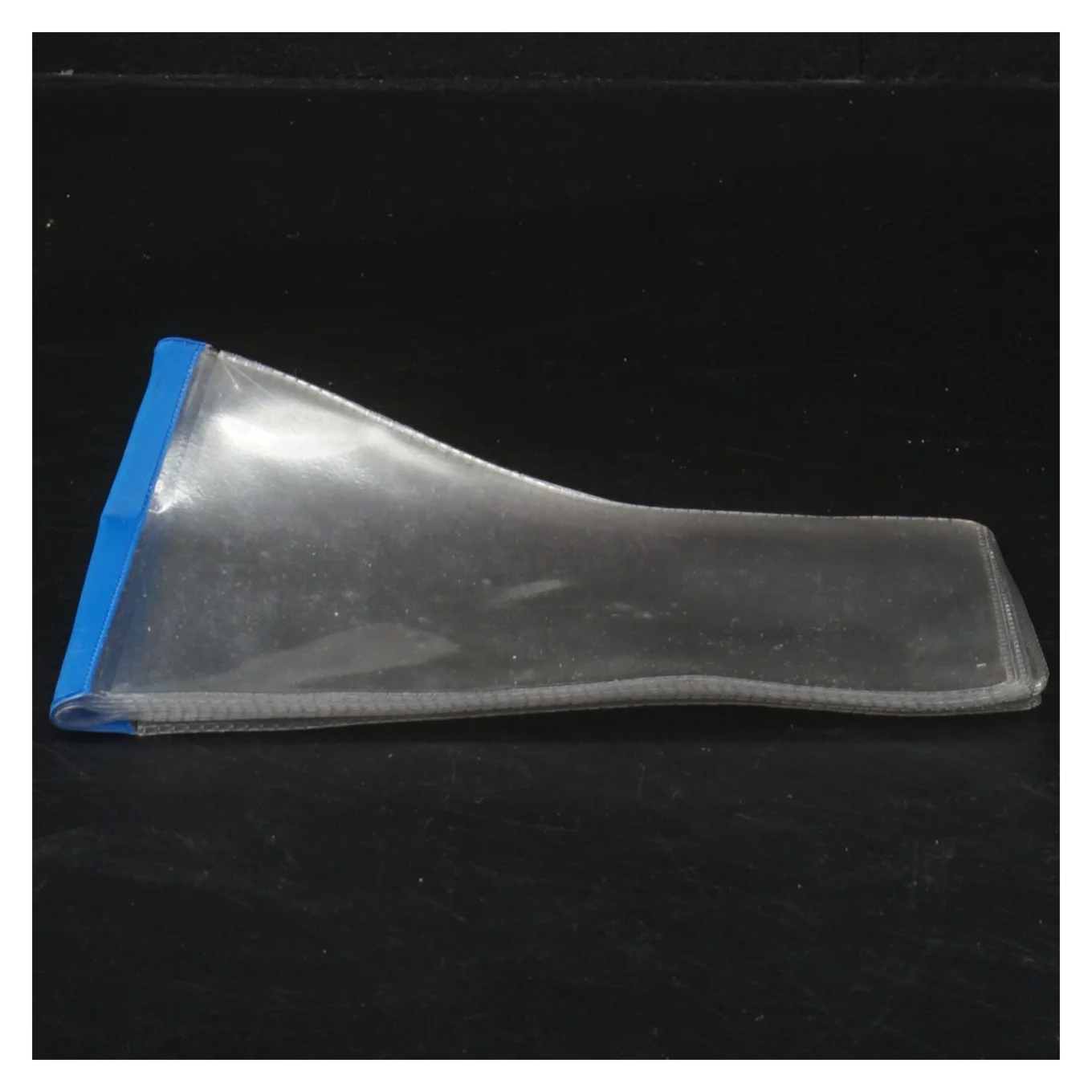 Transparent plastpose med blå kant (str. 13,5x8,5 cm)