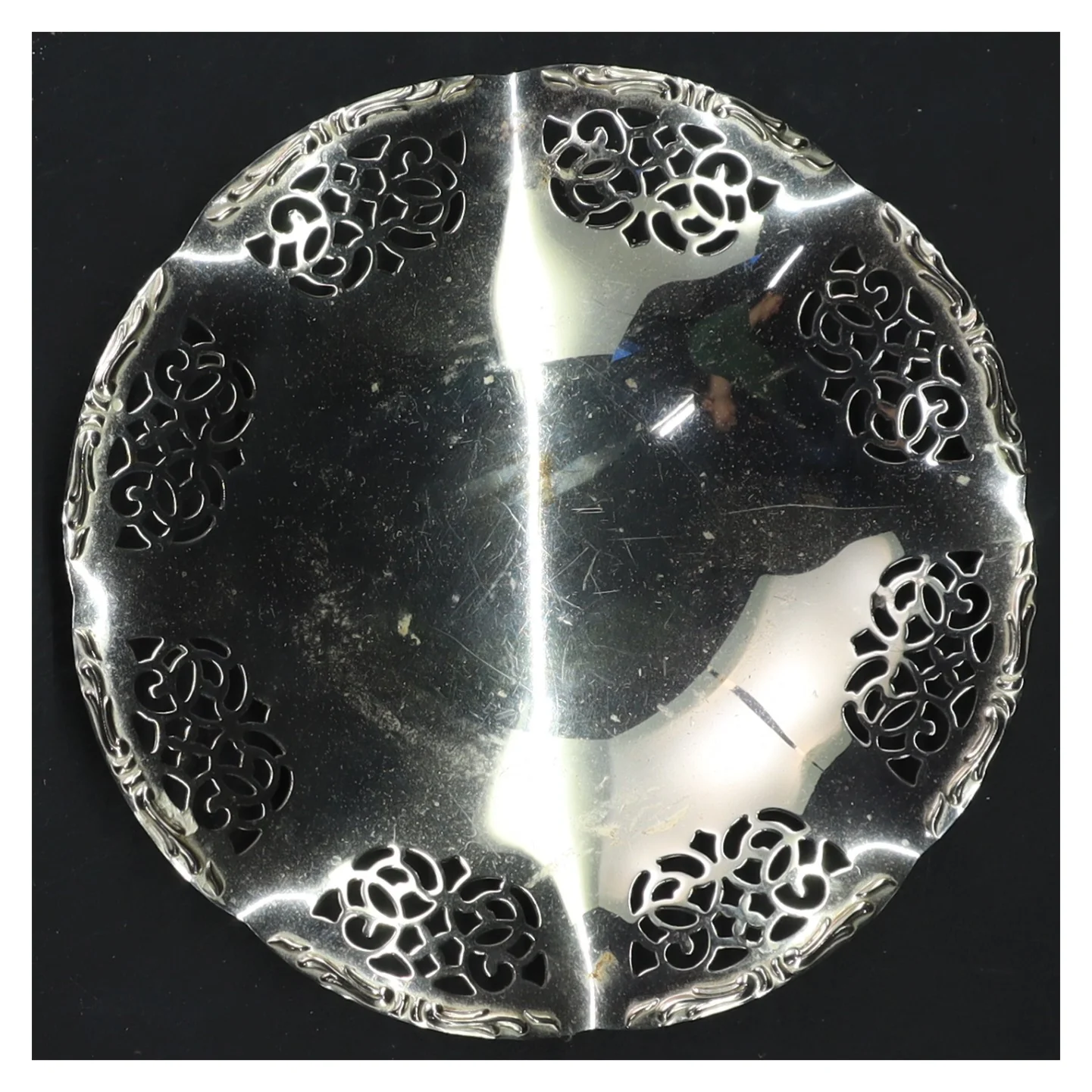 Dekorativ skål i sølvfarve (str. 14x2 cm)