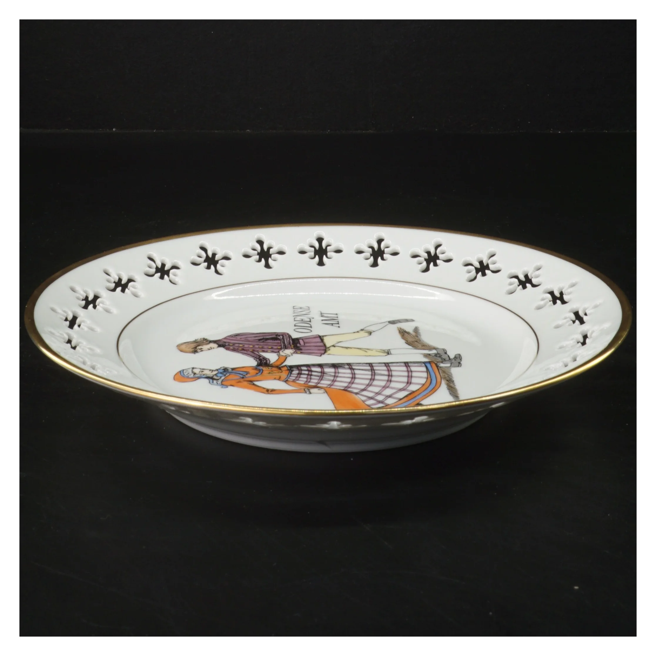 Dekorativ tallerken med danske folkedansere fra Bing Og Grøndal (str. Ø 22 cm)