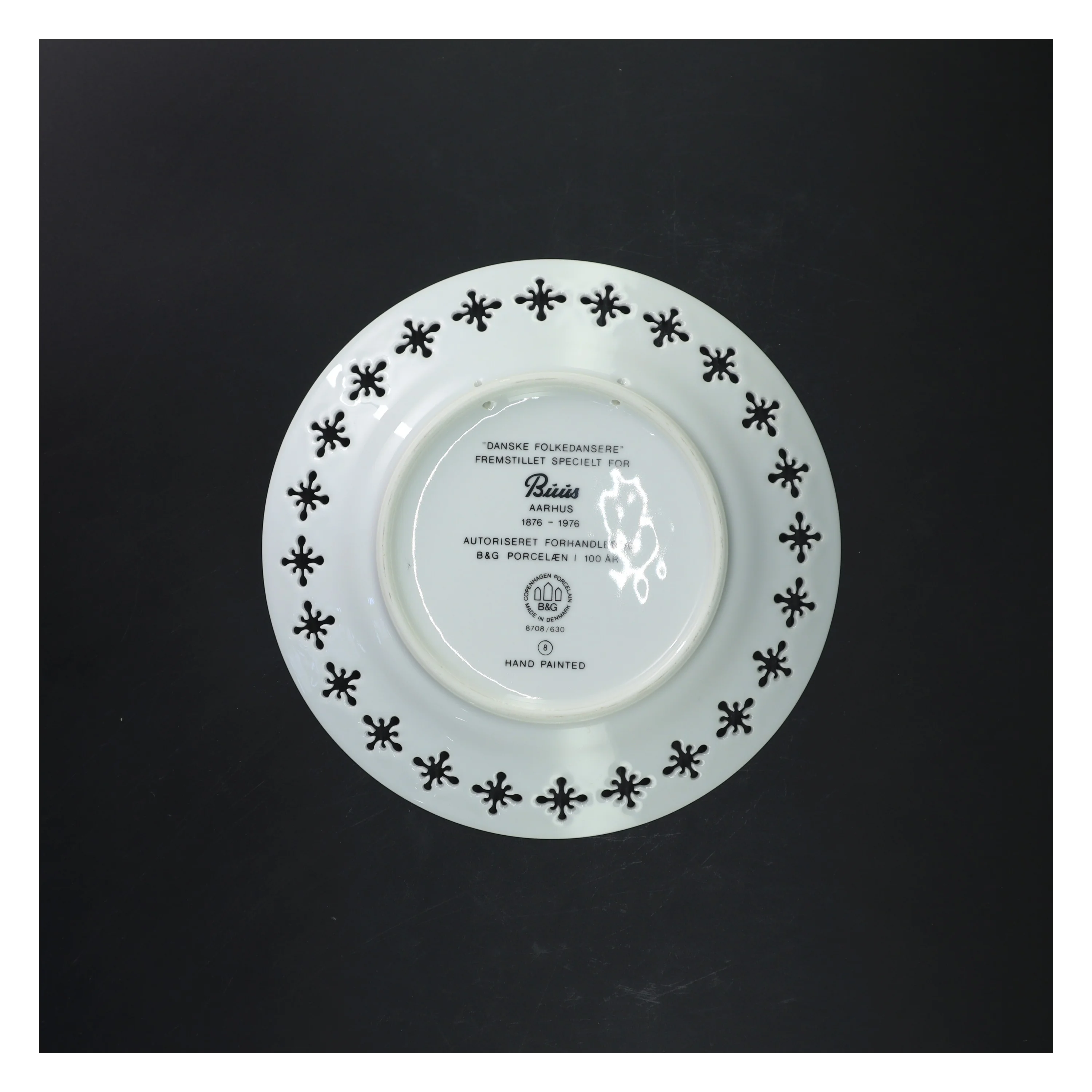 Porcelænsfad med dansepar motiv fra Bing & Grøndahl (str. Ø 22 cm)