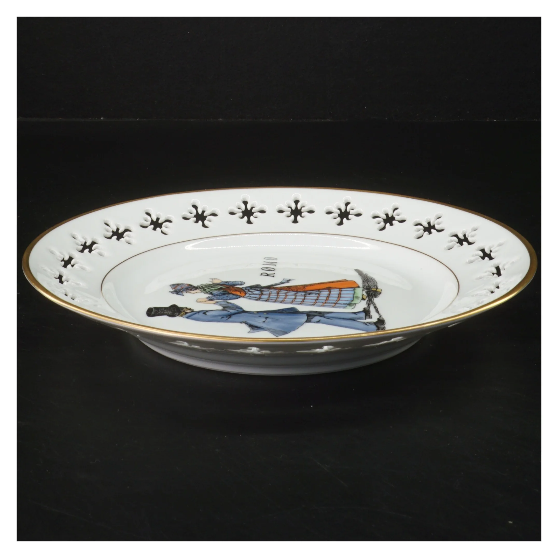 Porcelænsfad med dansepar motiv fra Bing & Grøndahl (str. Ø 22 cm)