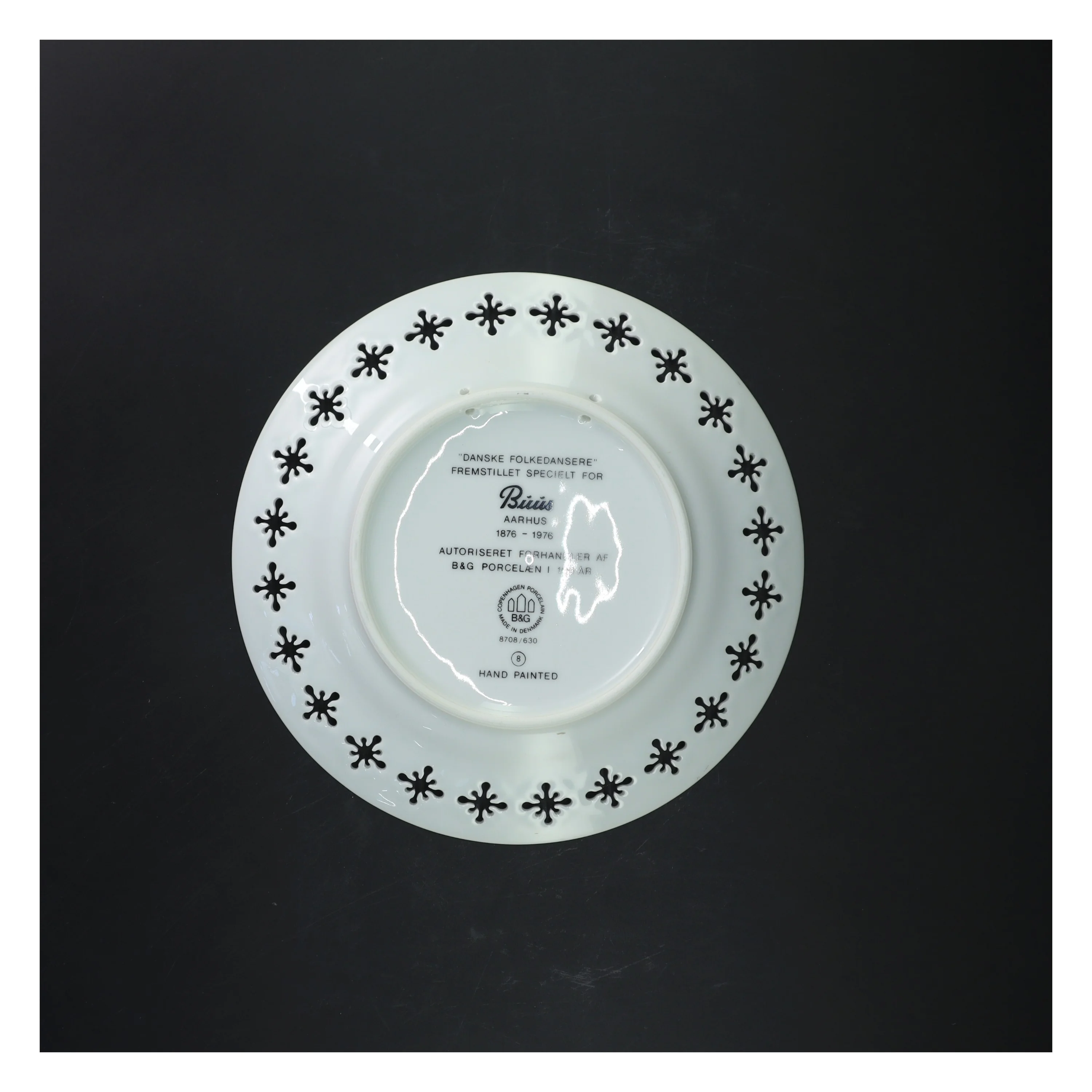 Porcelænstallerken med dansk folkedansmotiv fra Bing Og Grøndal (str. Ø 22 cm)