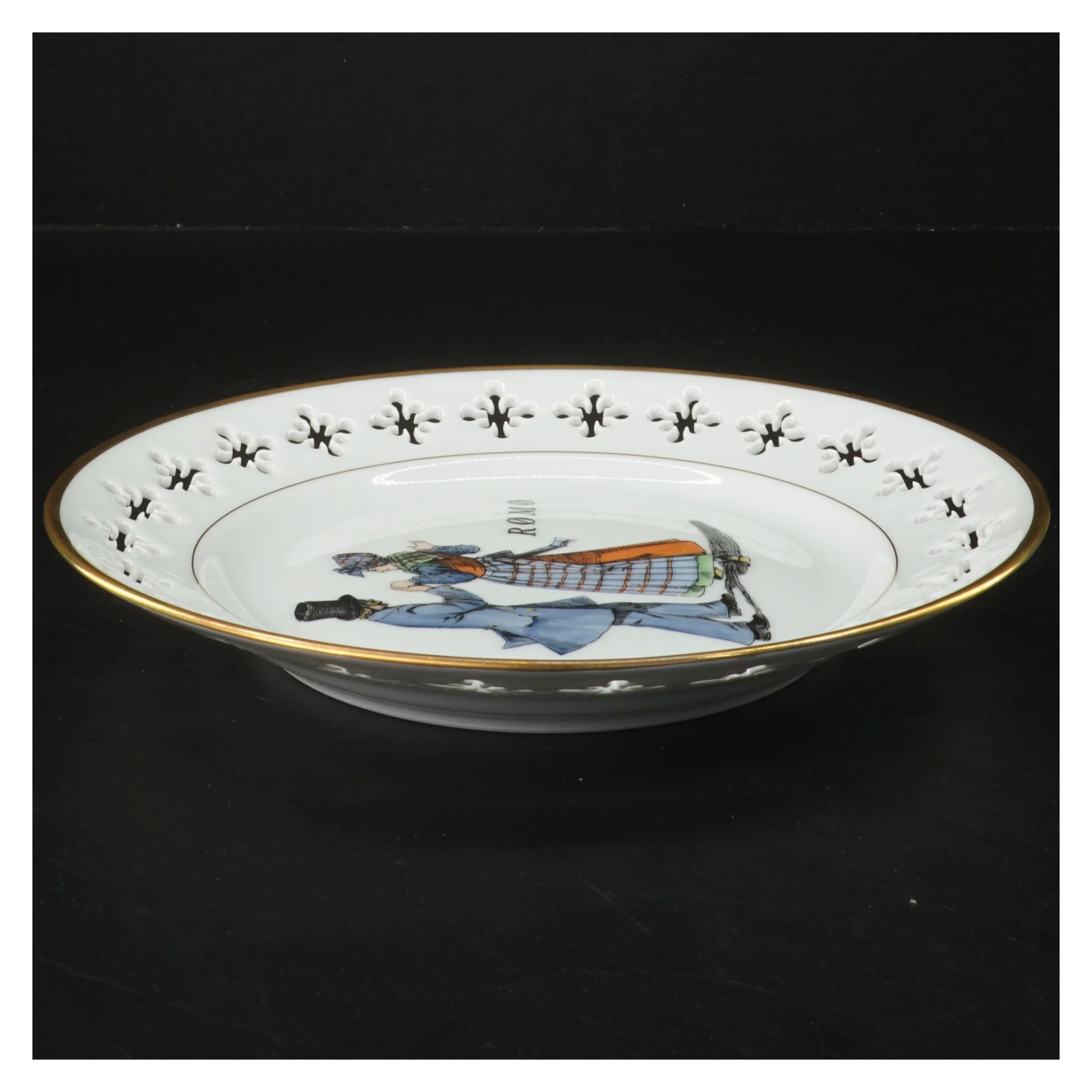 Porcelænstallerken med dansk folkedansmotiv fra Bing Og Grøndal (str. Ø 22 cm)