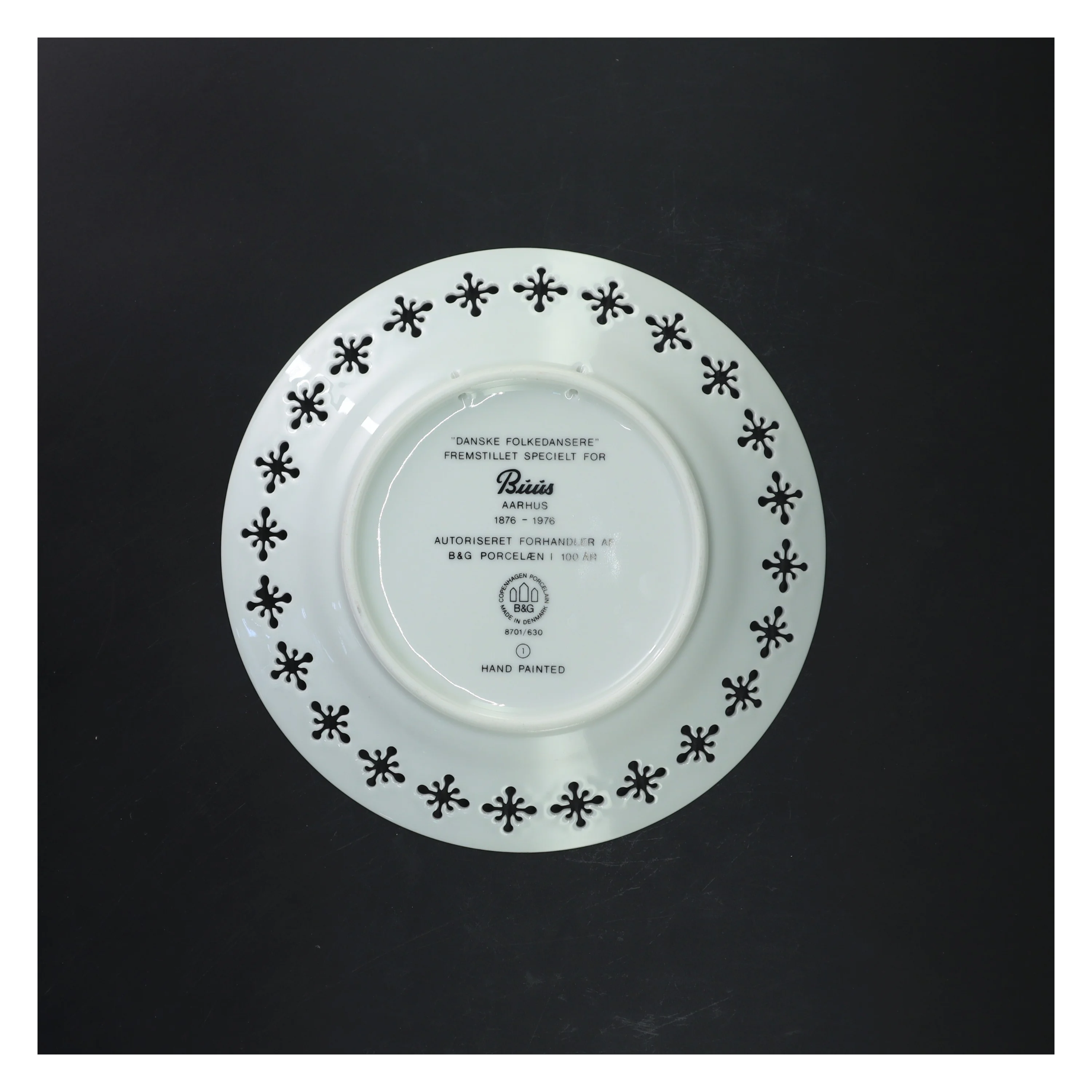 Dekorativ tallerken med dansk folkedans motiv fra B&G Porcelæn (str. Ø 22 cm)