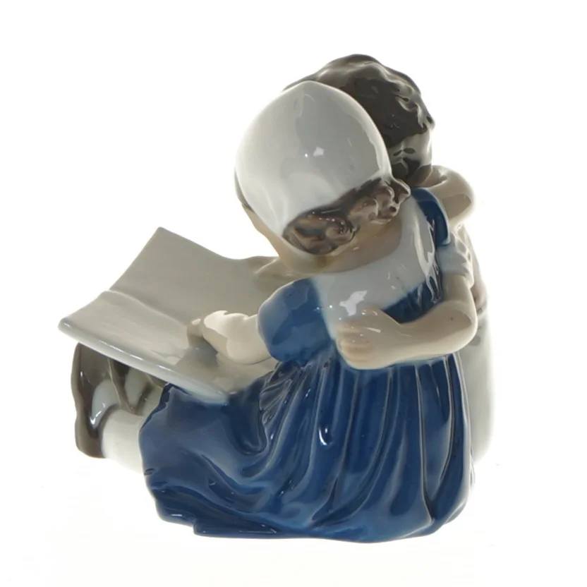 Lille porcelænsfigur af børn der læser fra B&G (str. 10 cm)