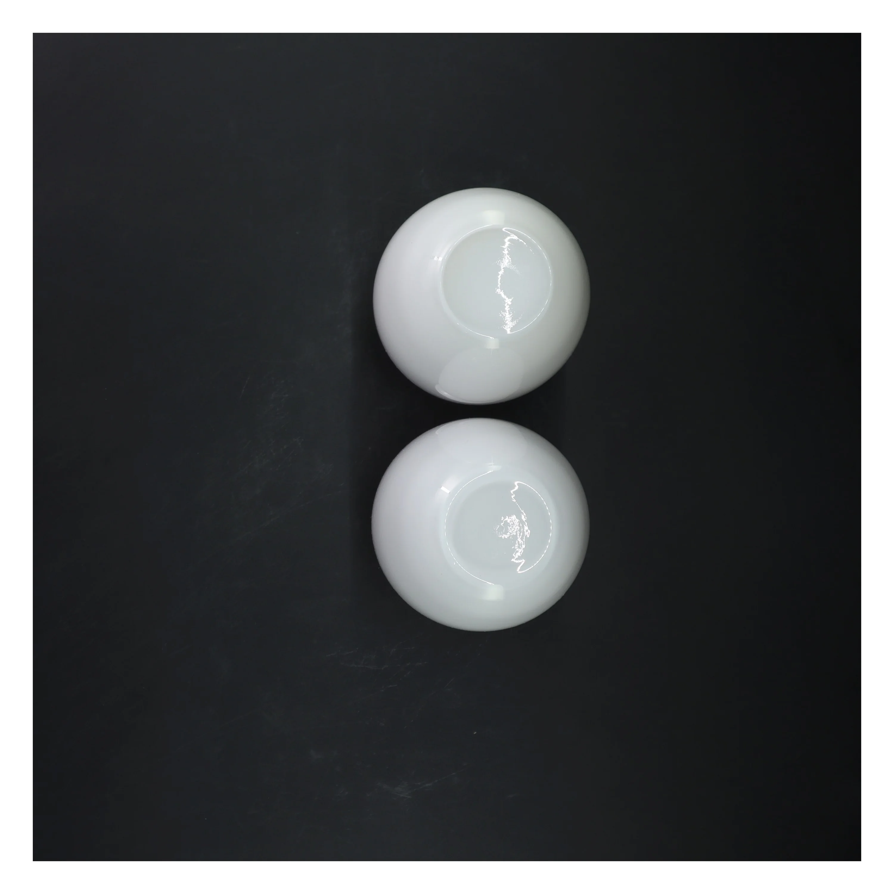 Hvide vaser, 2 stykker fra Royal Copenhagen (str. 2 styk, 15 cm)