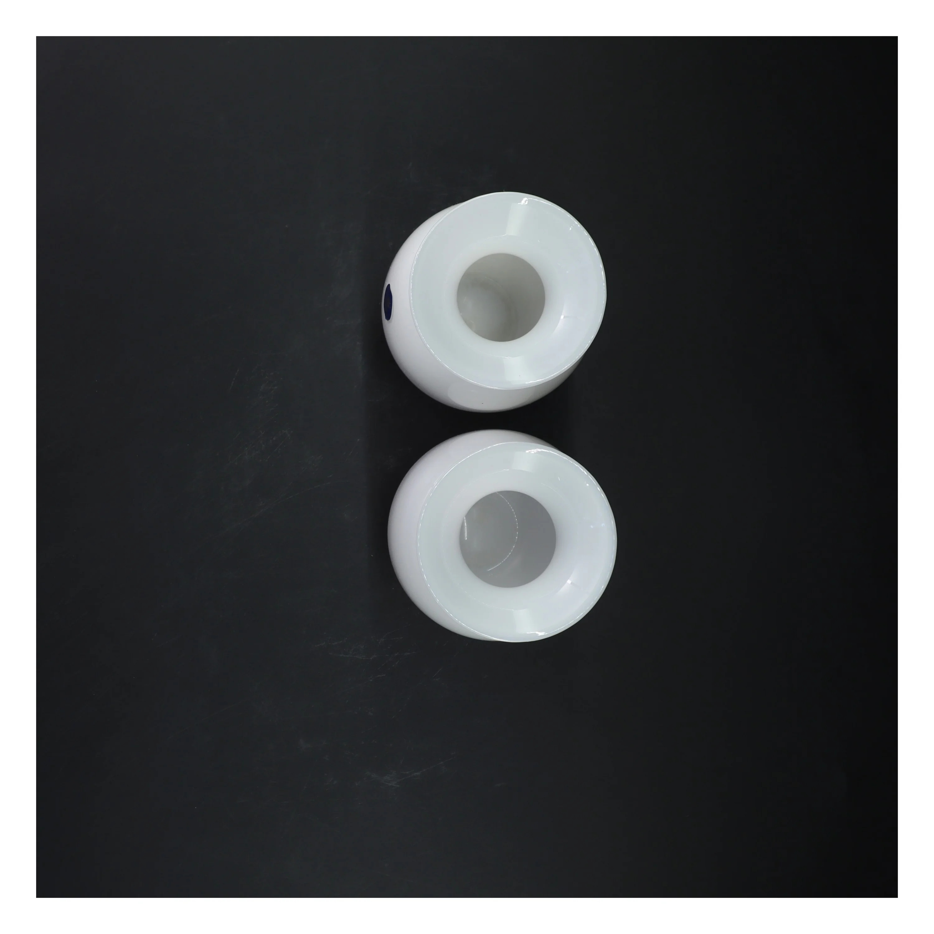 Hvide vaser, 2 stykker fra Royal Copenhagen (str. 2 styk, 15 cm)