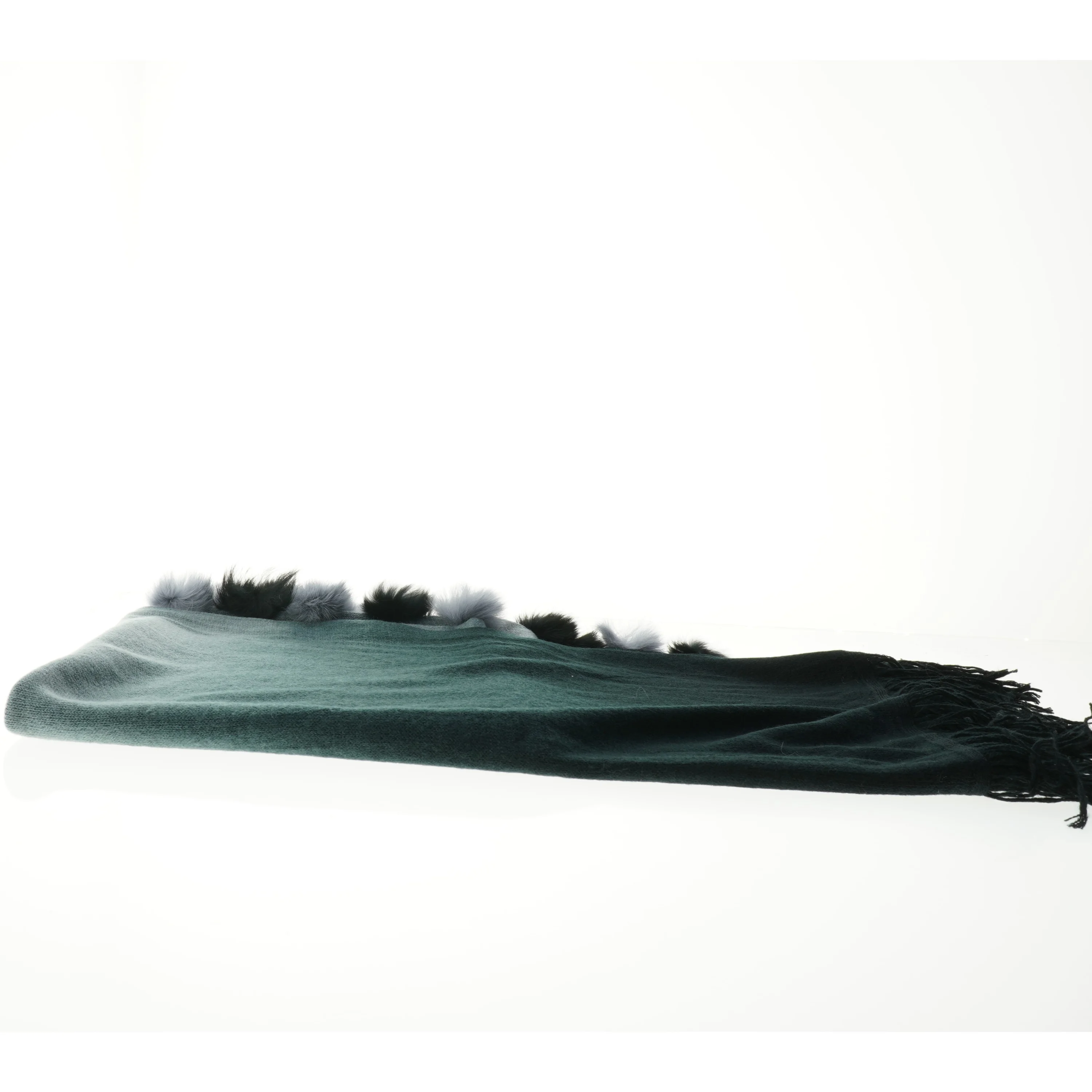 Grøn tørklæde med pelsdetaljer (str. 165 x 60 cm)