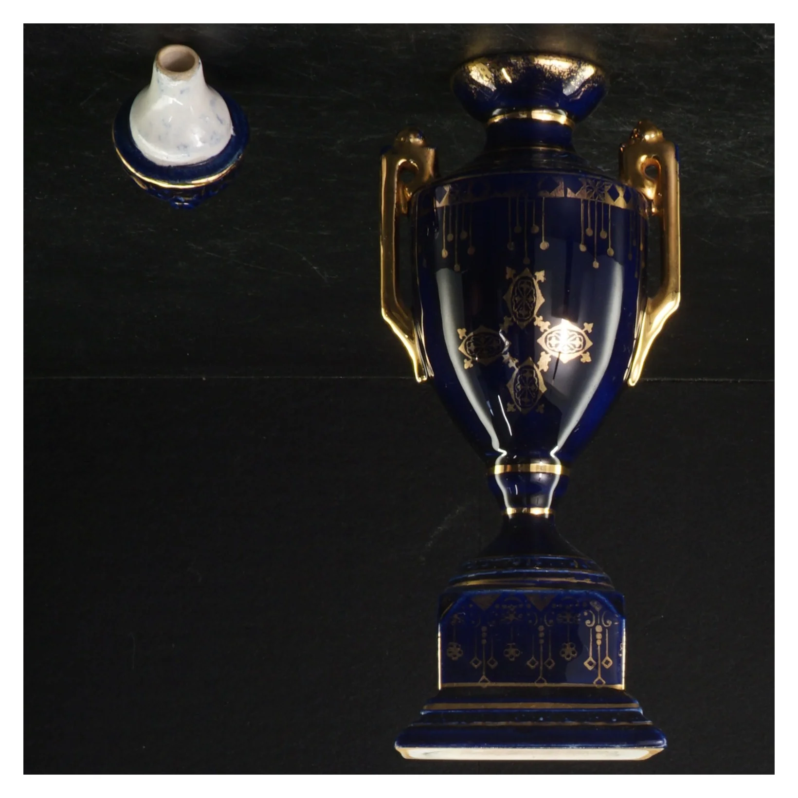 Porcelænsvase med gulddetaljer og motiver (str. 20 cm)