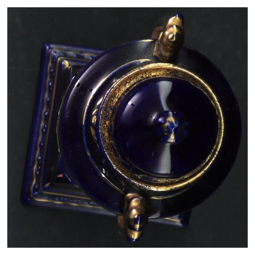 Porcelænsvase med gulddetaljer og motiver (str. 20 cm)