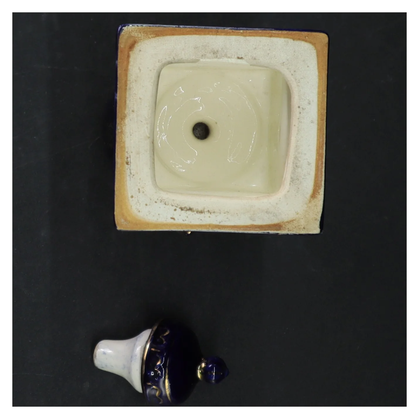 Porcelænsvase med gulddetaljer og motiver (str. 20 cm)