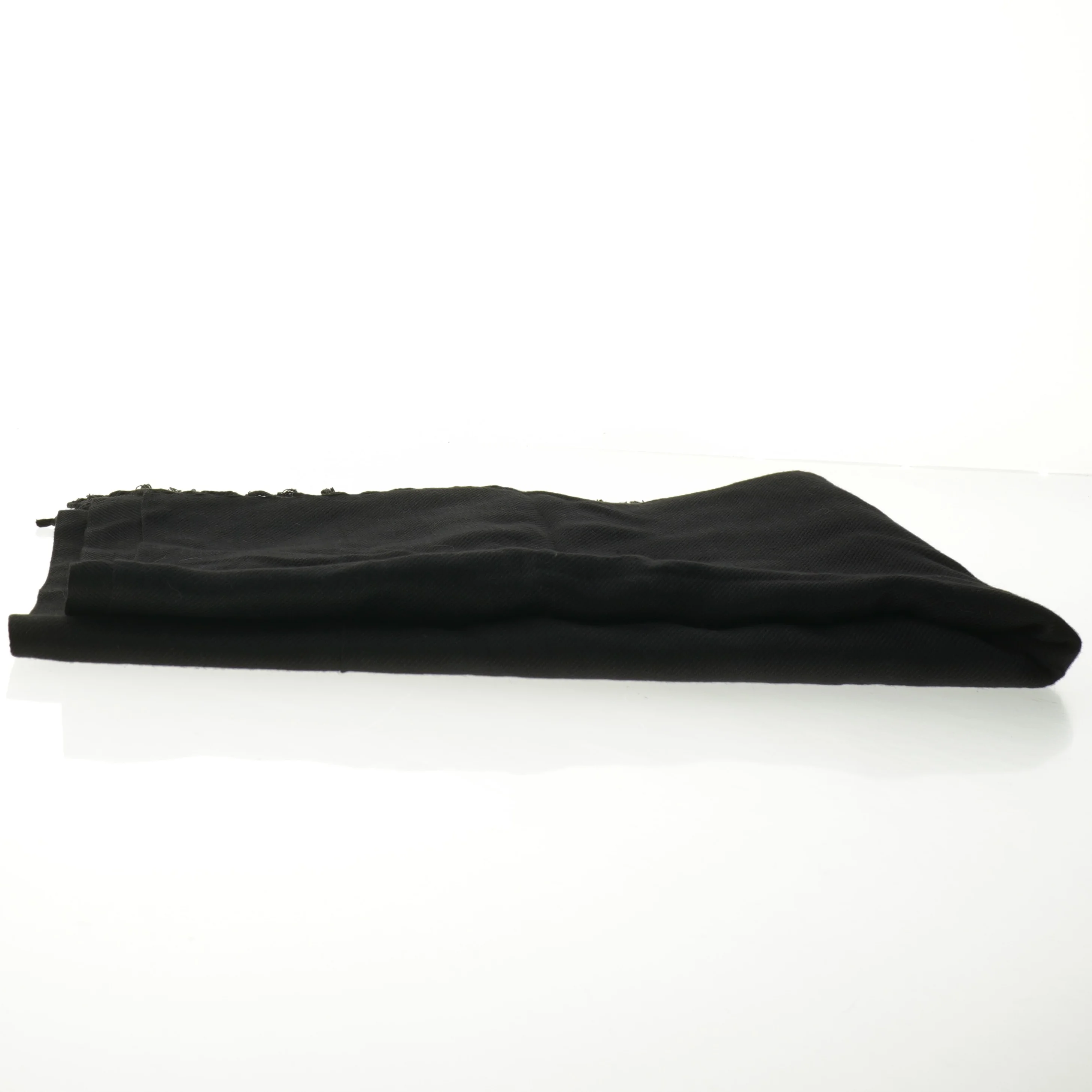 Sort tørklæde med frynser (str. 70 x 180 cm)