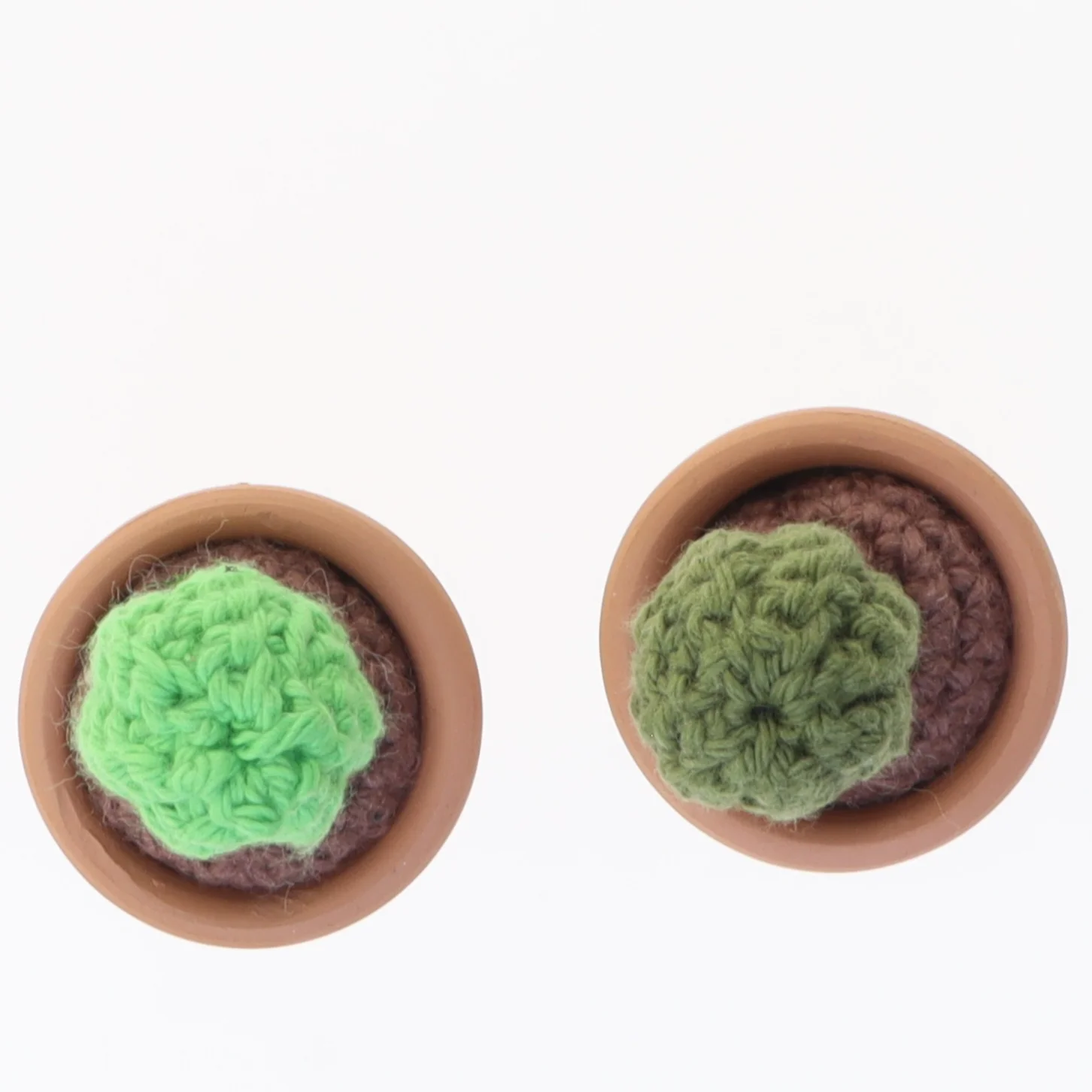 Håndstrikkede miniature kaktusser i potter (str. 5 cm)