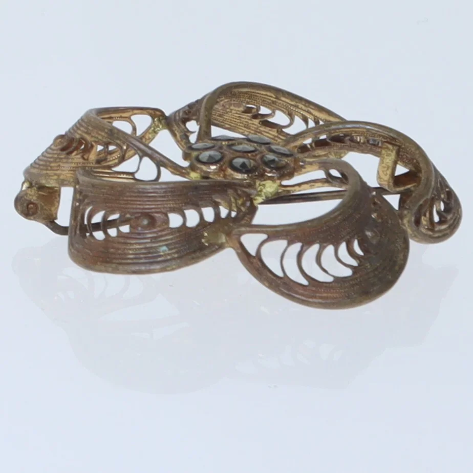 Broche i blomsterform med sorte stener (str. 4 cm)